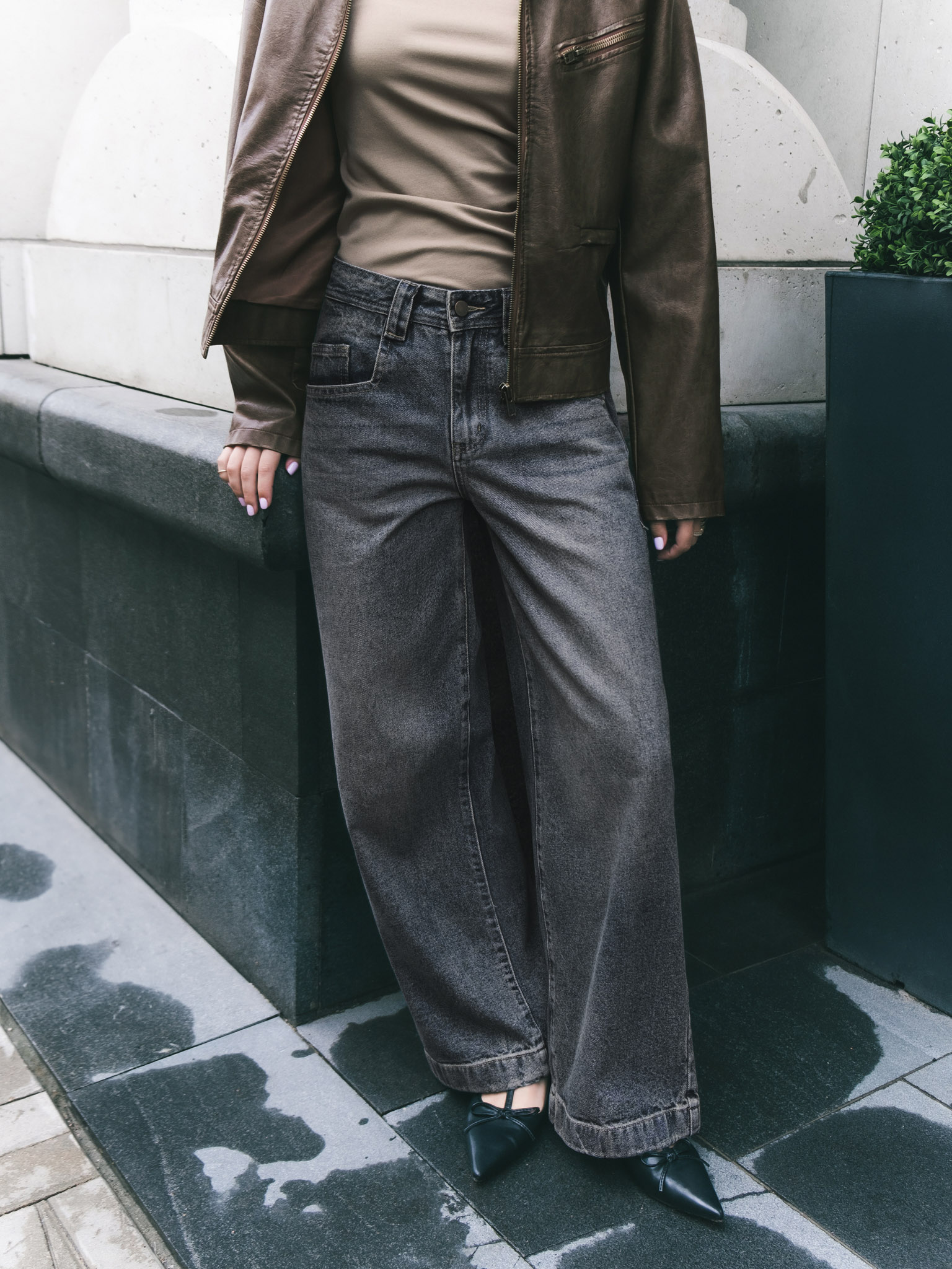 Loose jeans with stitching on the pant legs