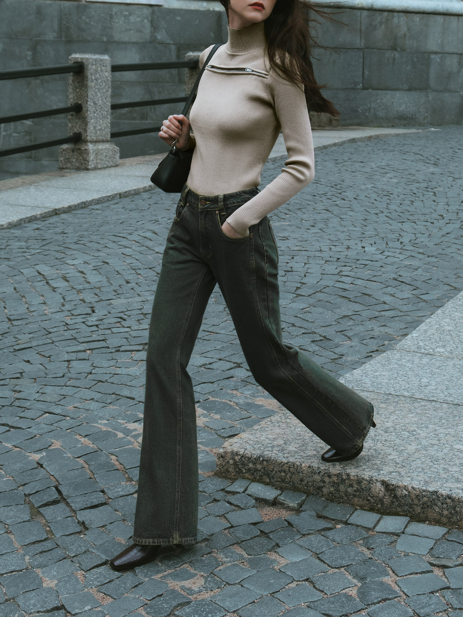 Straight mid-rise jeans