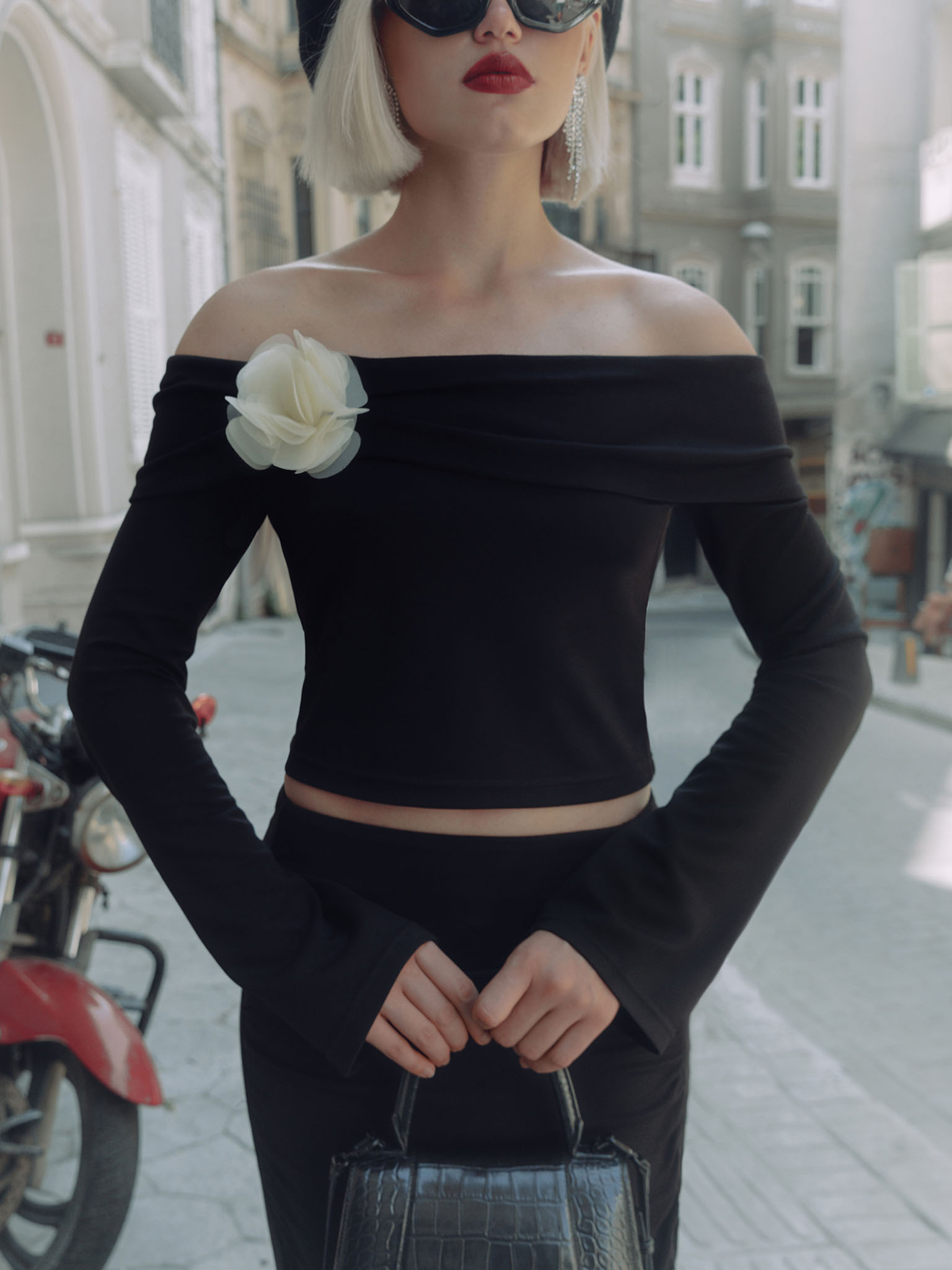 Топ со спущенными плечами и контрастным цветком