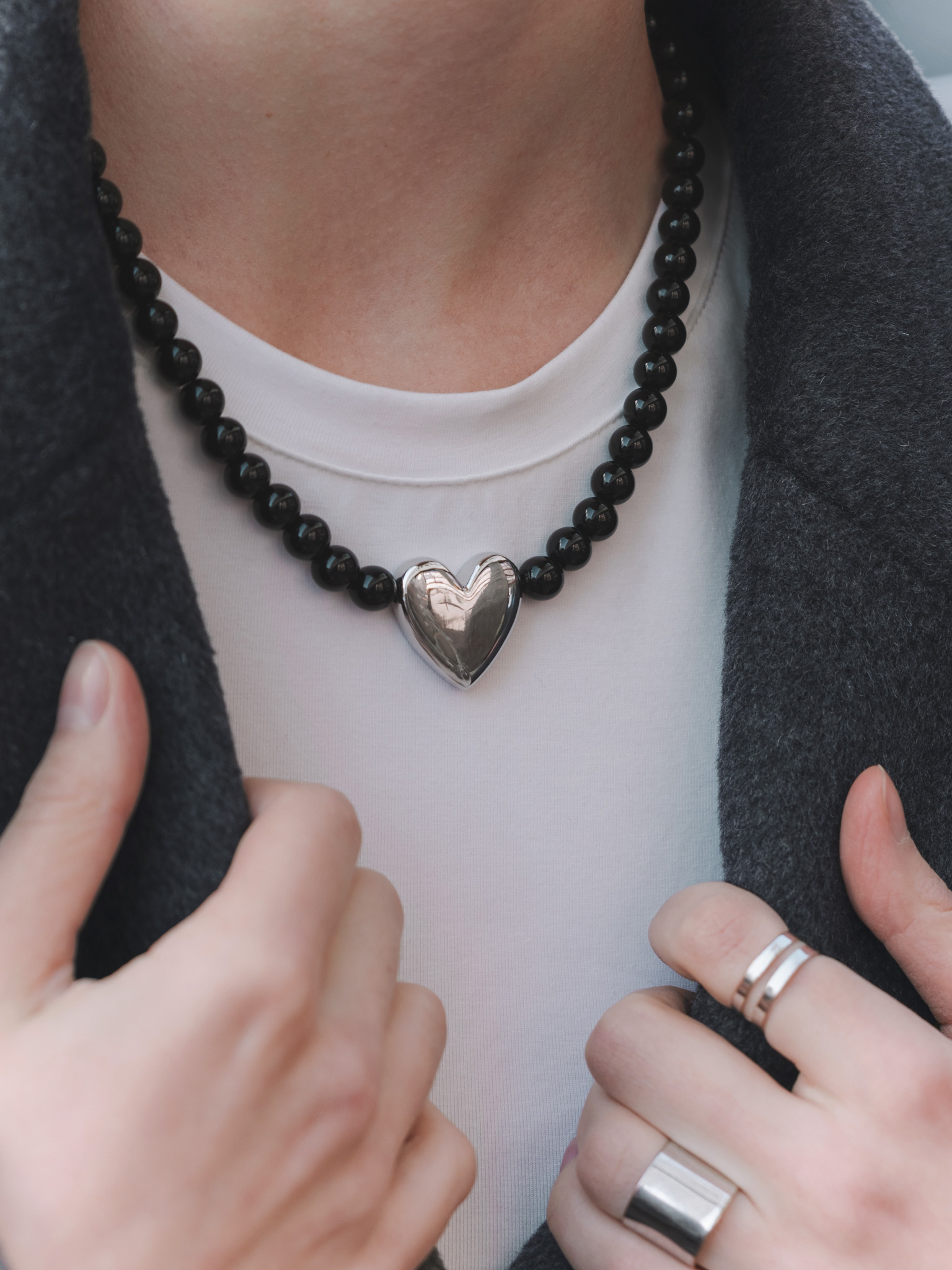 Колье из бусин с серебристым сердцем