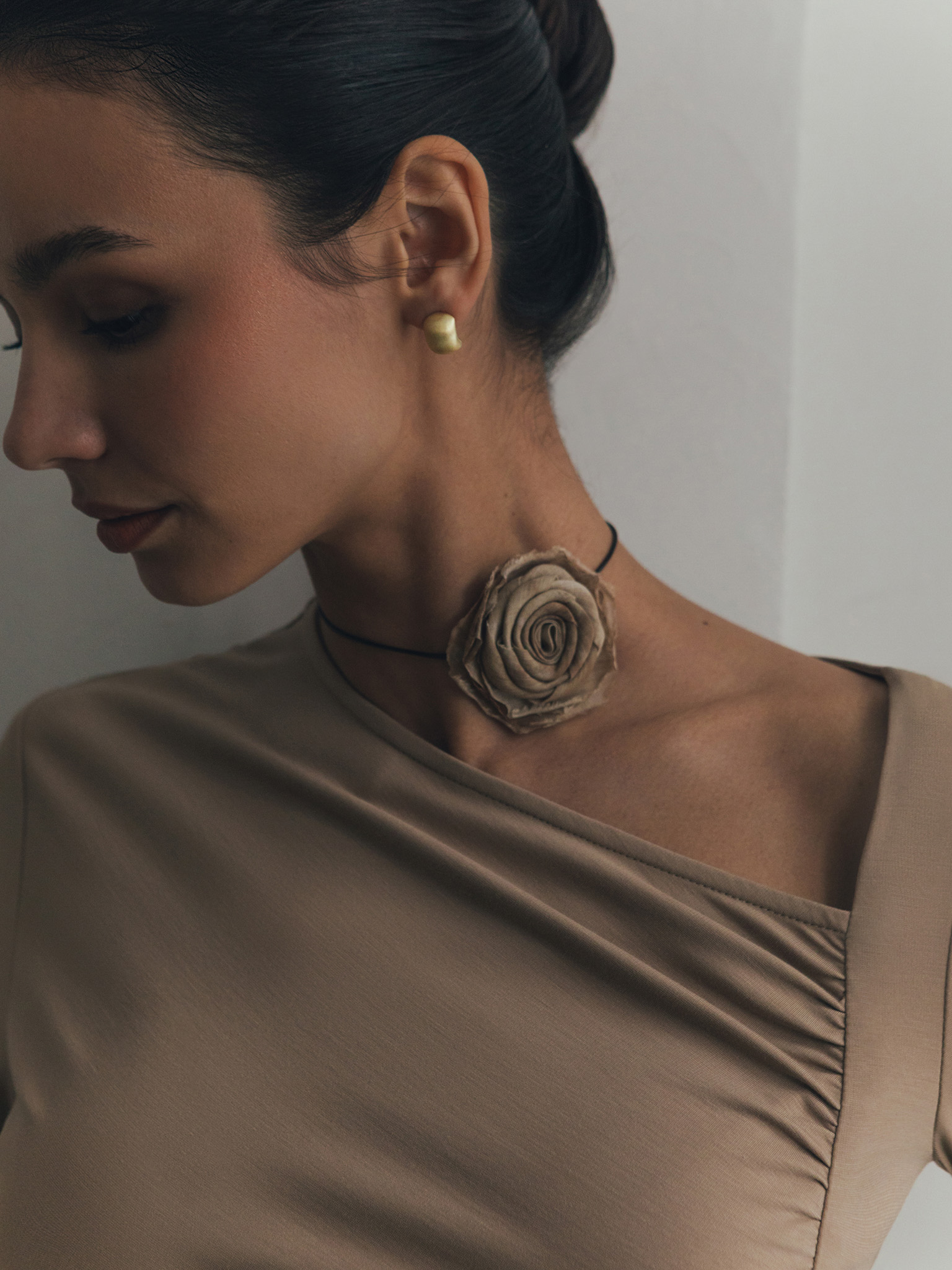 Lace necklace with a flower in textured fabric