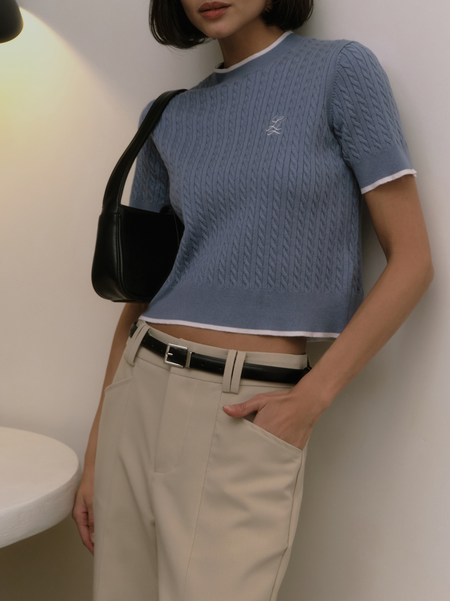 Трикотажный топ вязки косами с монограммой