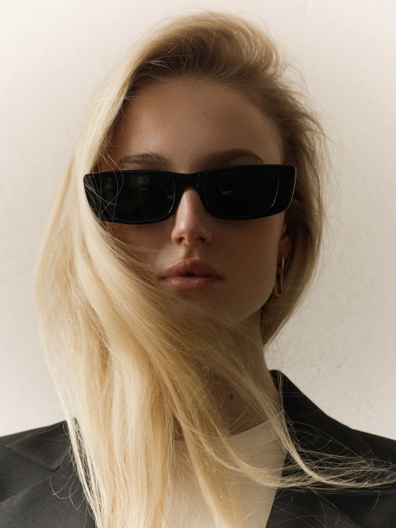 Rectangular sunglasses with wide frames