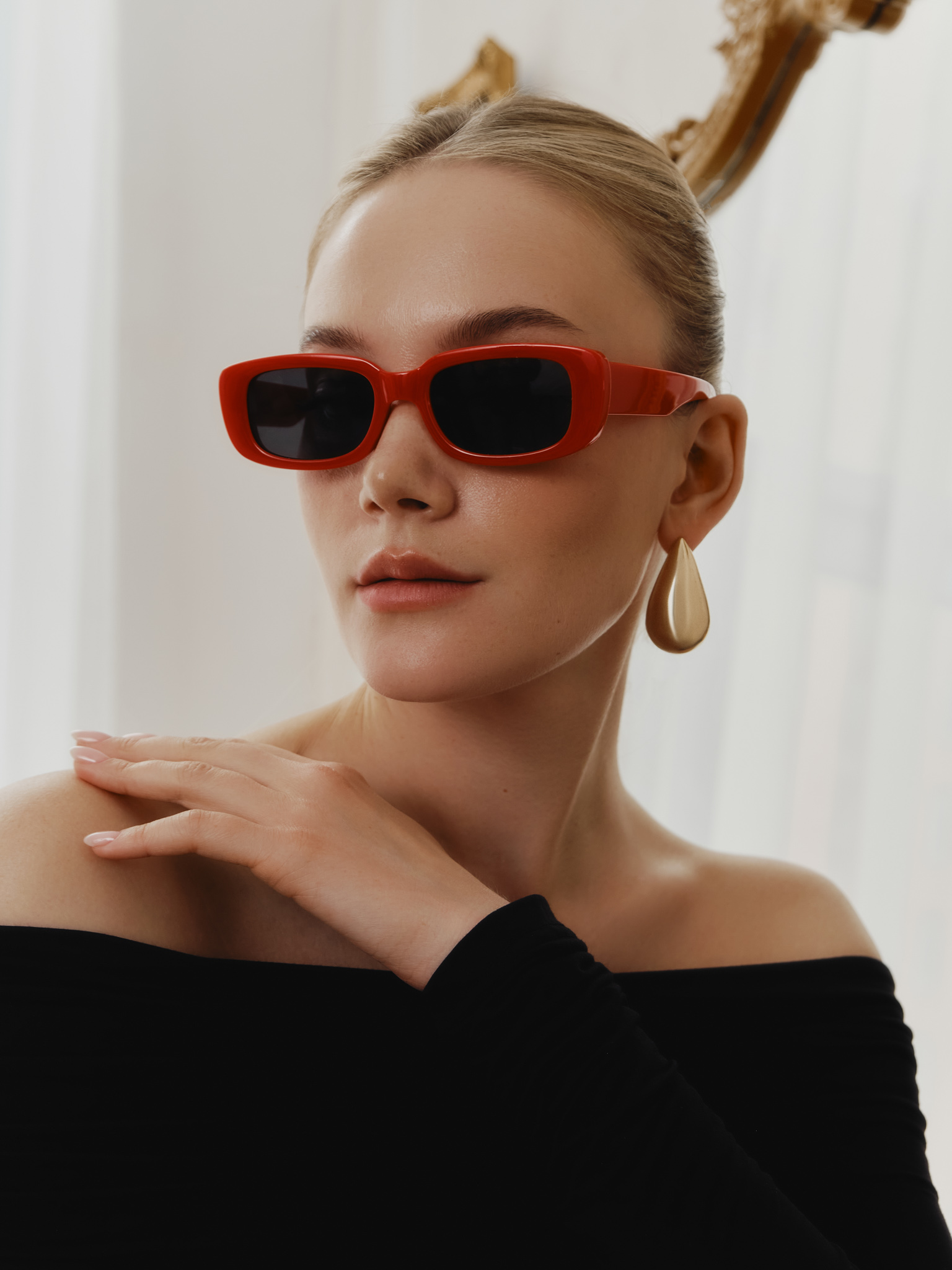 Sunglasses with large lenses