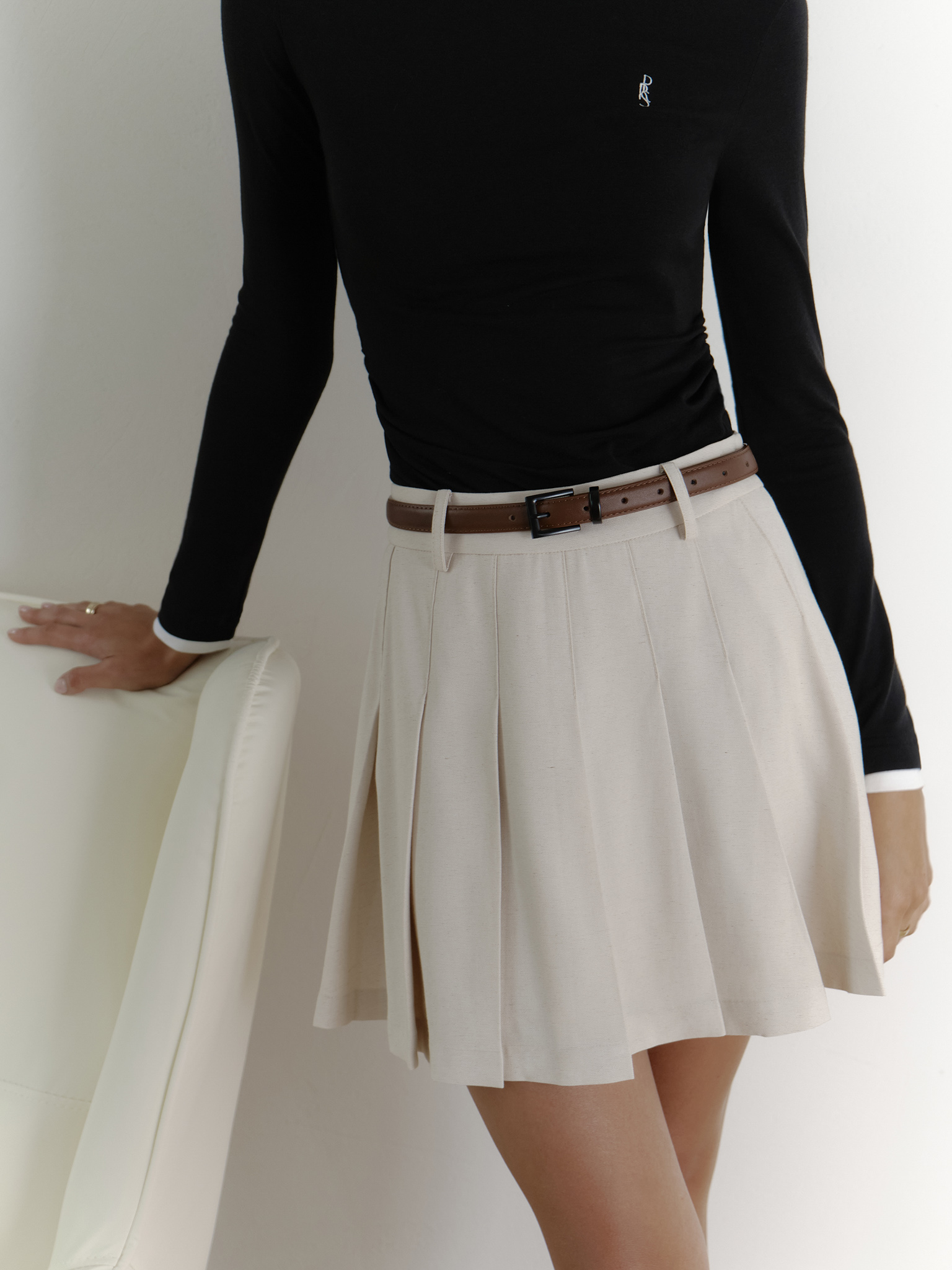 Тонкий кожаный ремень с квадратной пряжкой