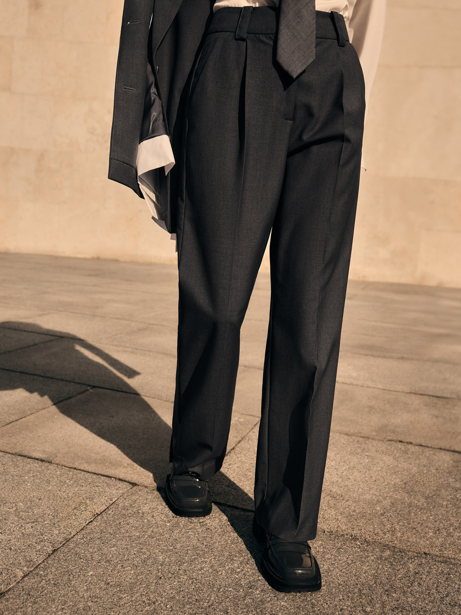 بنطال بقصة مستقيمة مع طيات وتجاعيد مخيطة