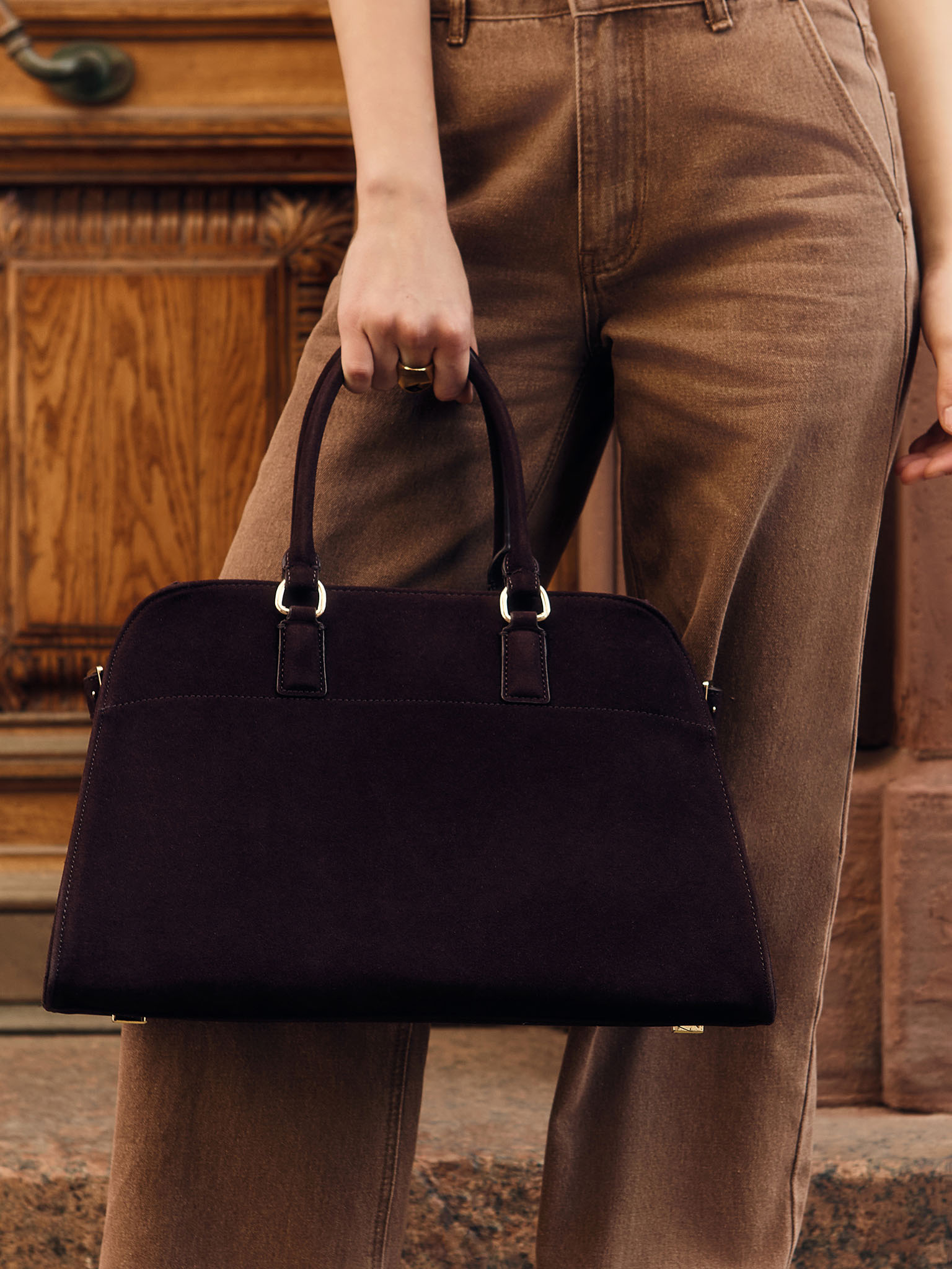 Hard-shell trapezoidal bag with side straps