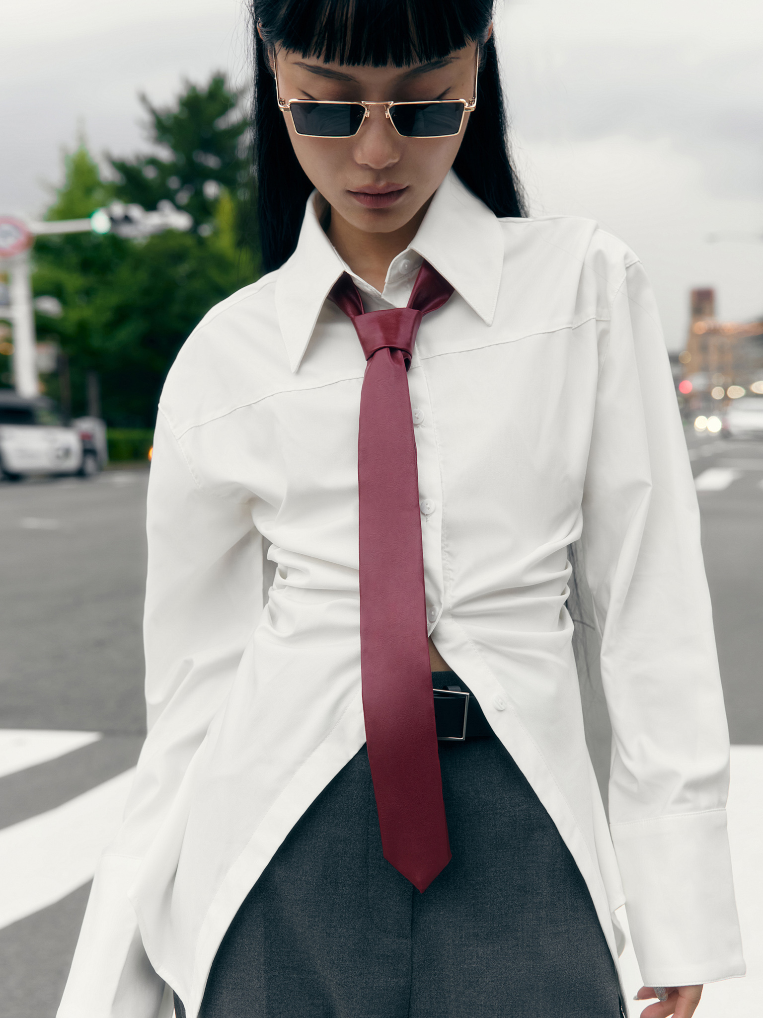 Fitted shirt with gathers and decorative stitching on the shoulders