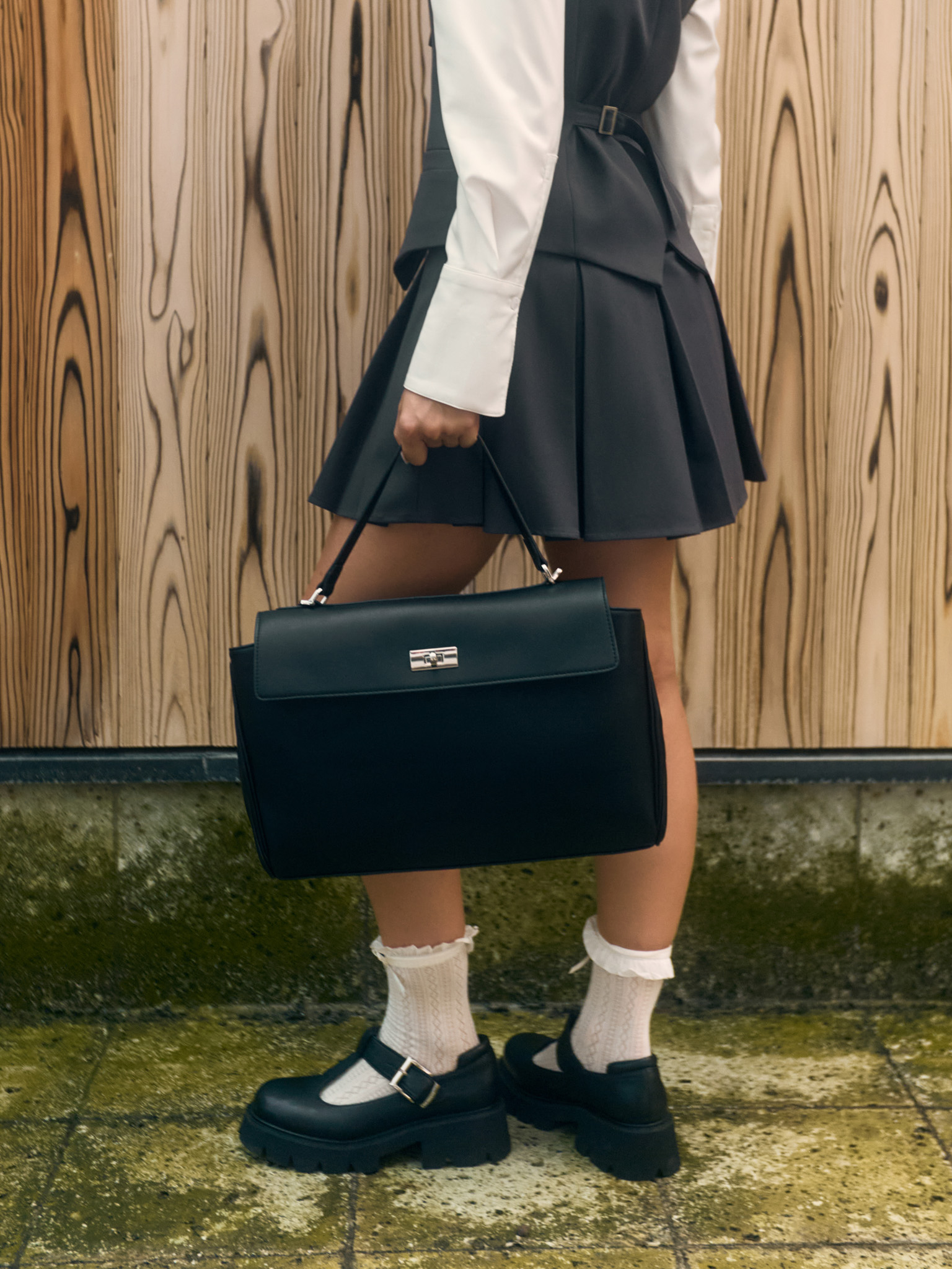 Rectangular bag with metal flap closure