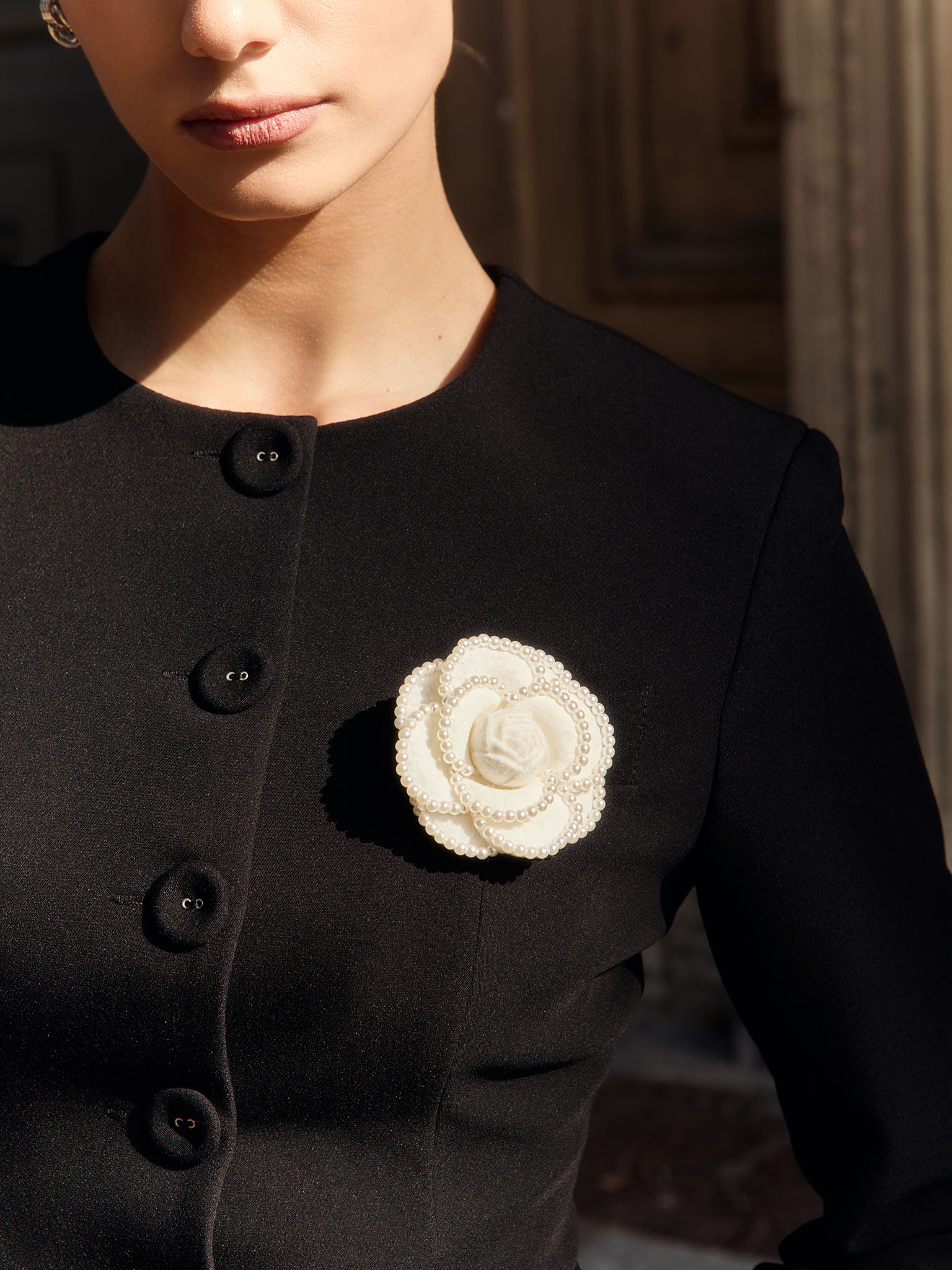 Брошь в виде цветка с жемчужным декором