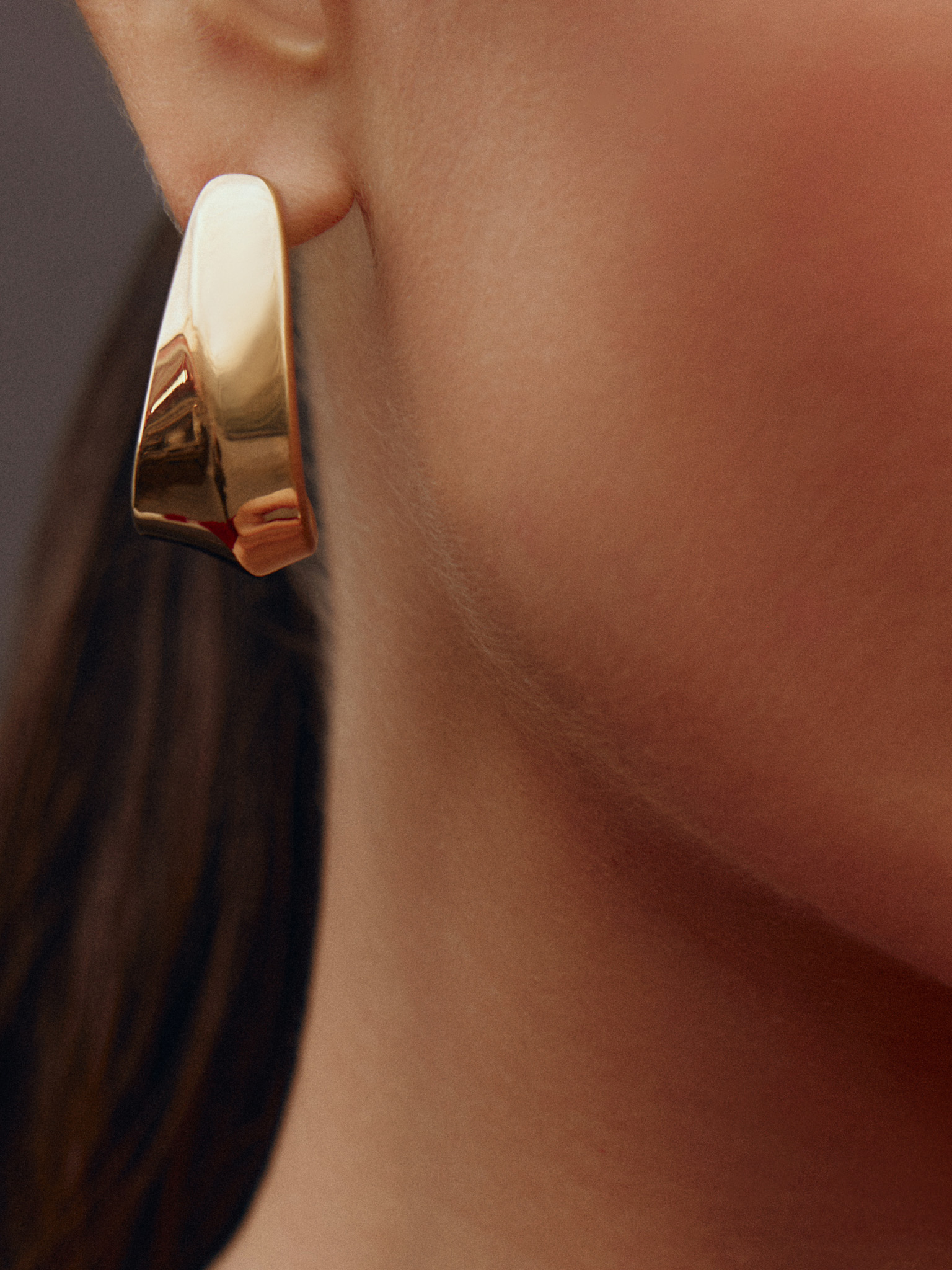 Semicircular stud earrings