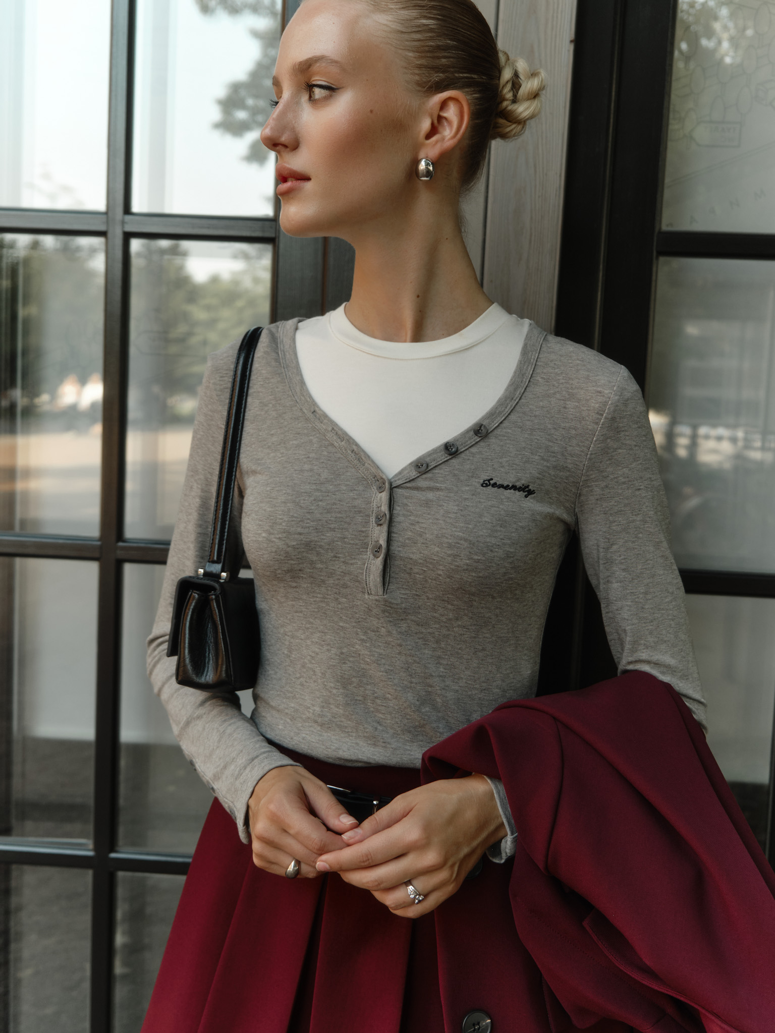 Трикотажный лонгслив с пуговицами и вышивкой