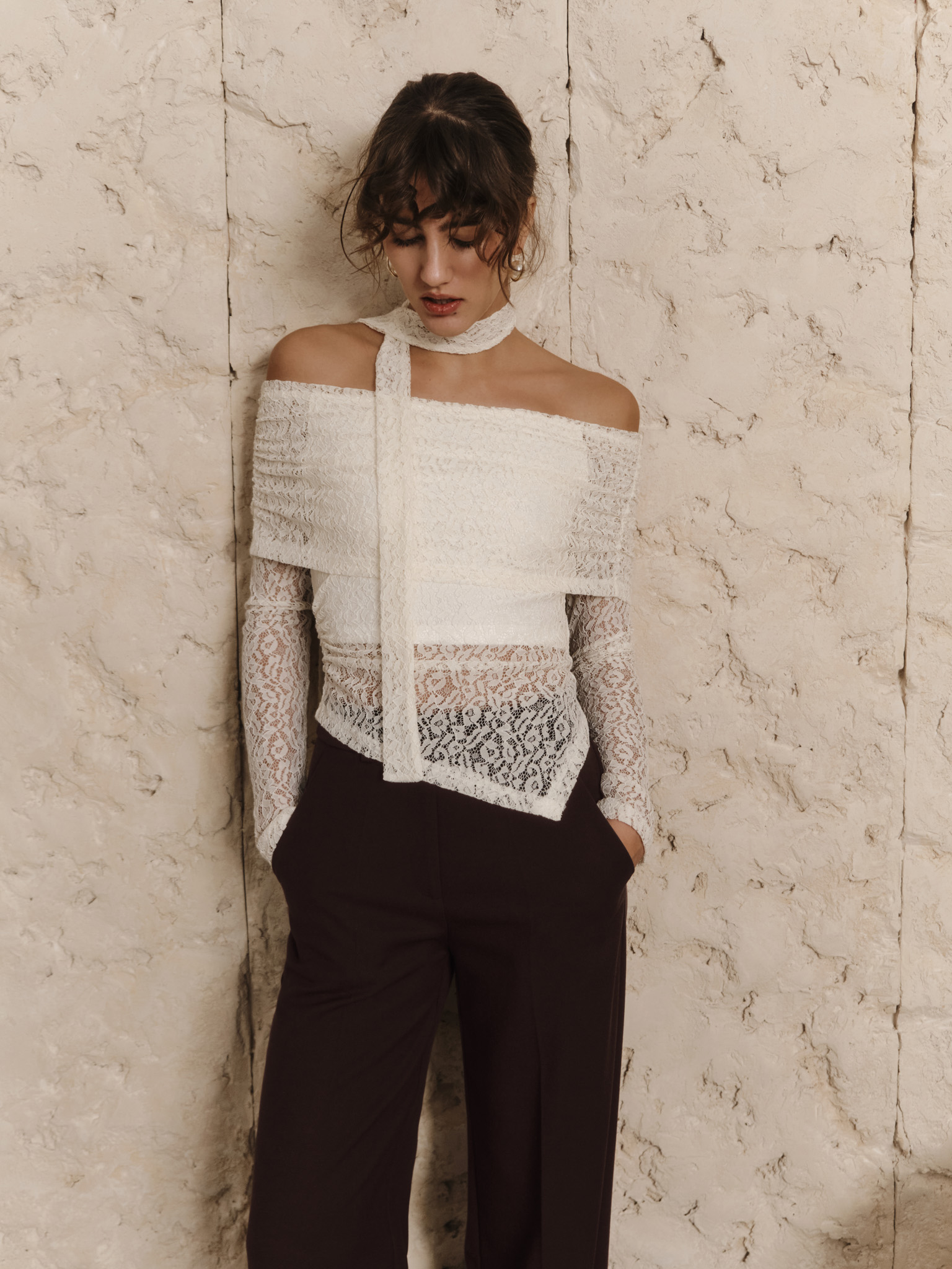 Lace top with open shoulders and neck ribbon