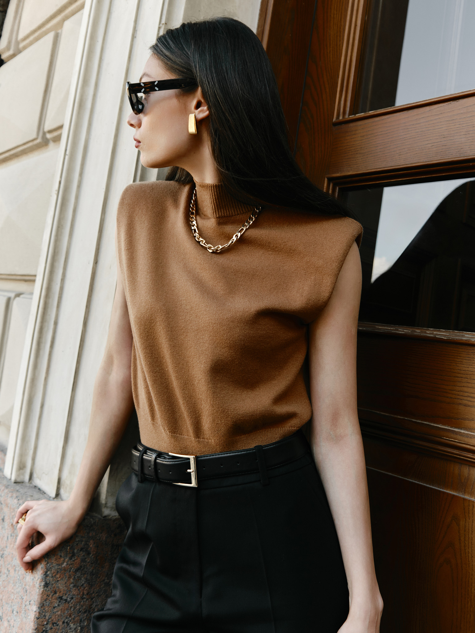 Knitted top with emphasised shoulders