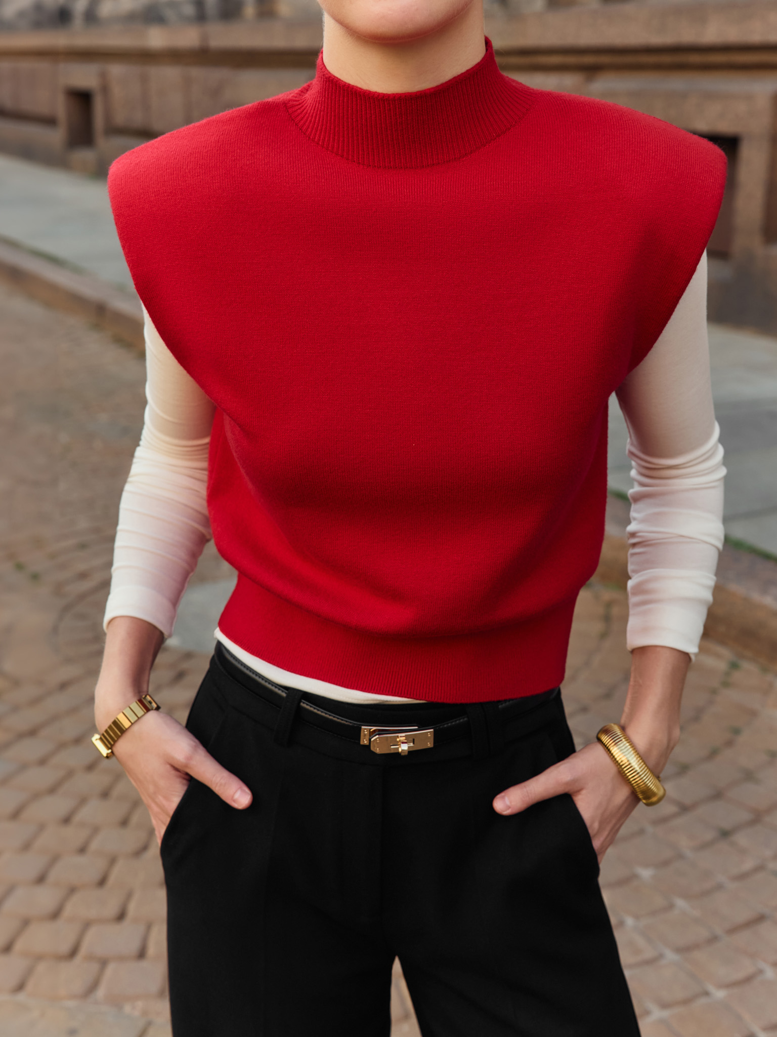 Knitted top with emphasised shoulders