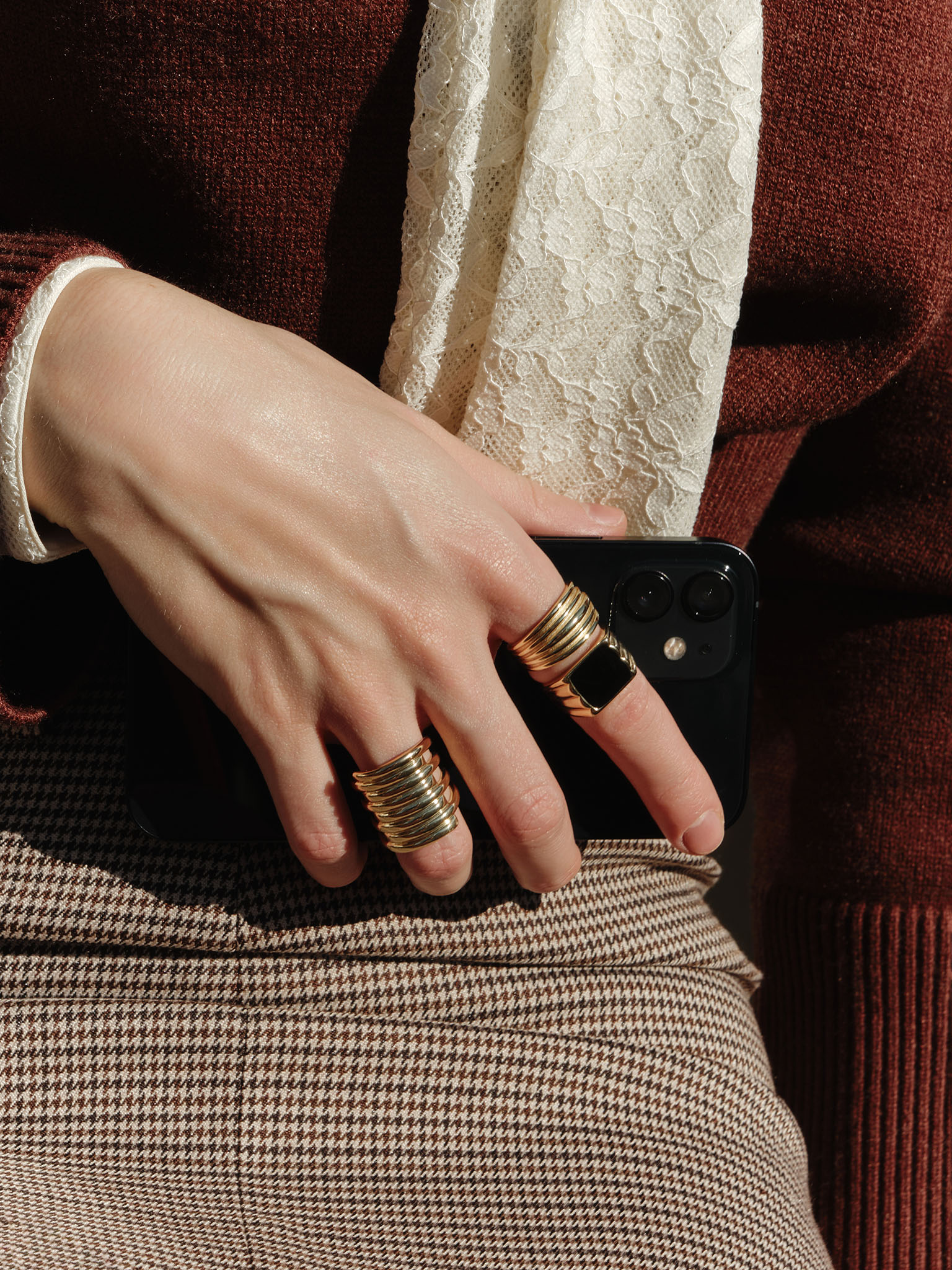 Set of two rings with textured surface