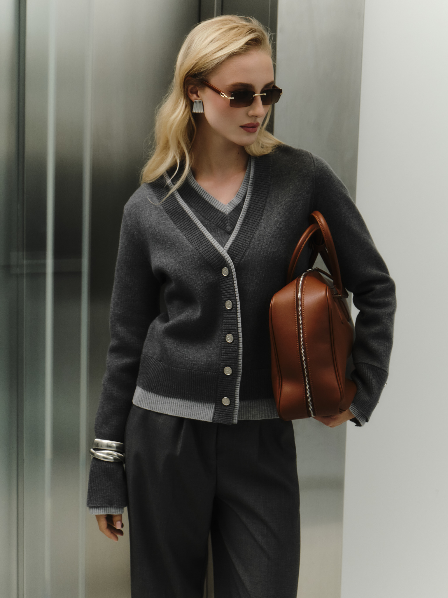Кардиган с контрастными деталями и металлическими пуговицами