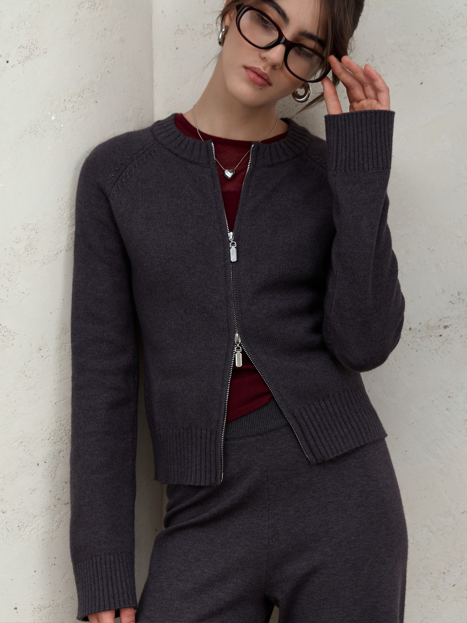 Knitted cardigan with ribbed details and metal zip