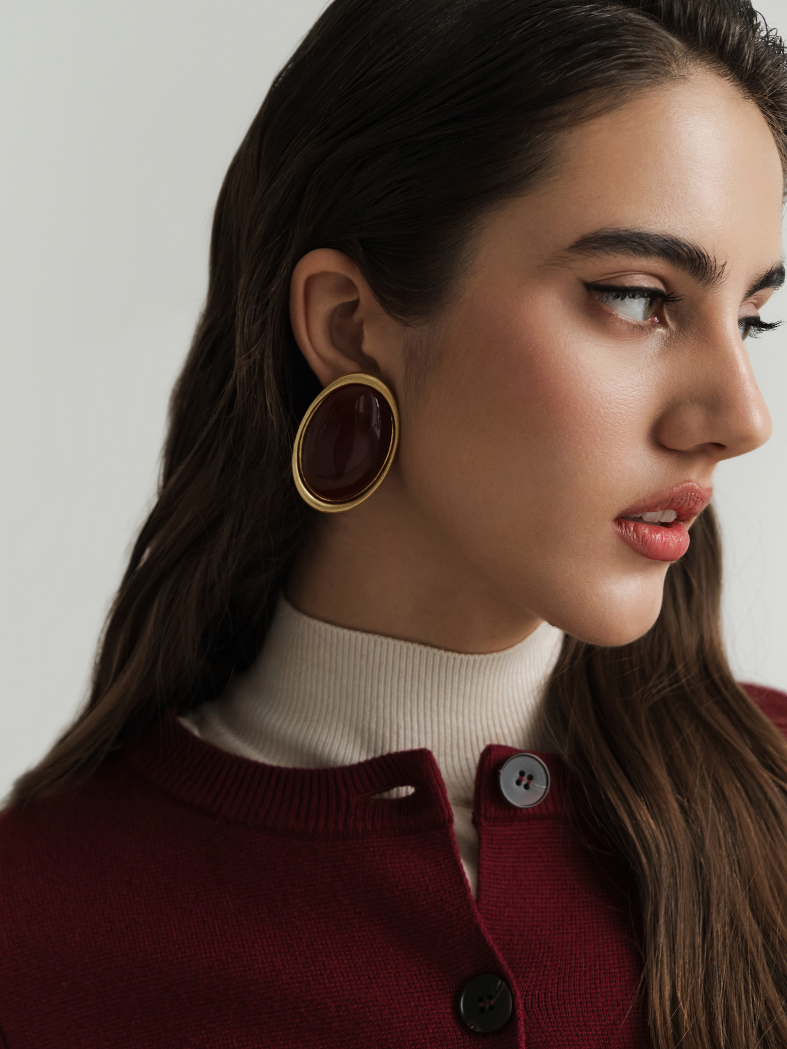 Oval stud earrings with contrasting insert