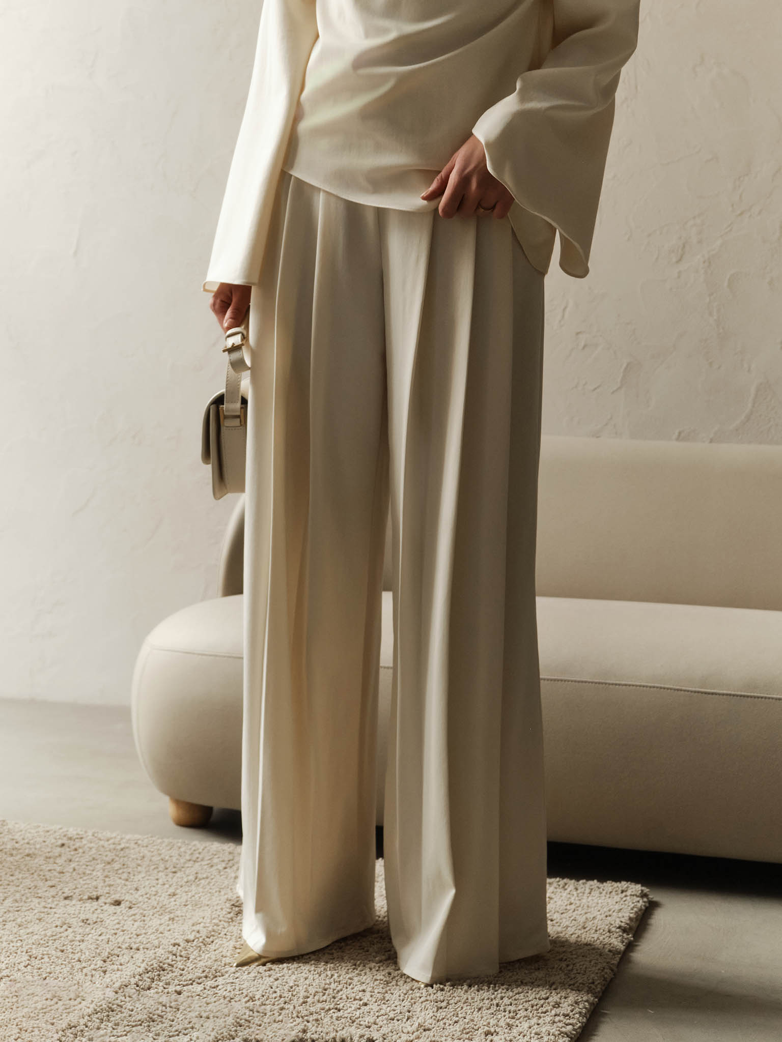 Loose-fitting trousers with large pleats on the waistband