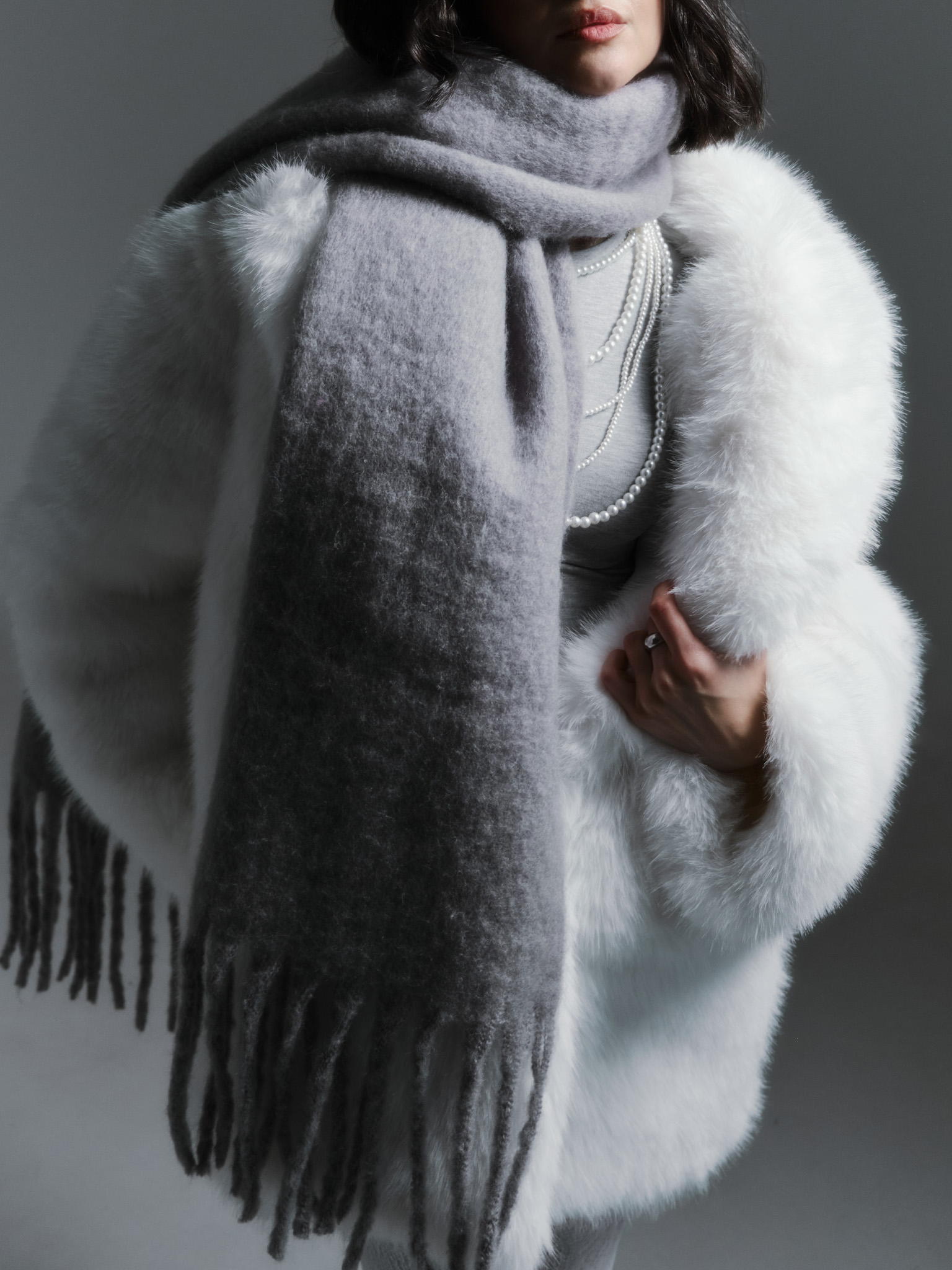 Voluminous scarf with fringe