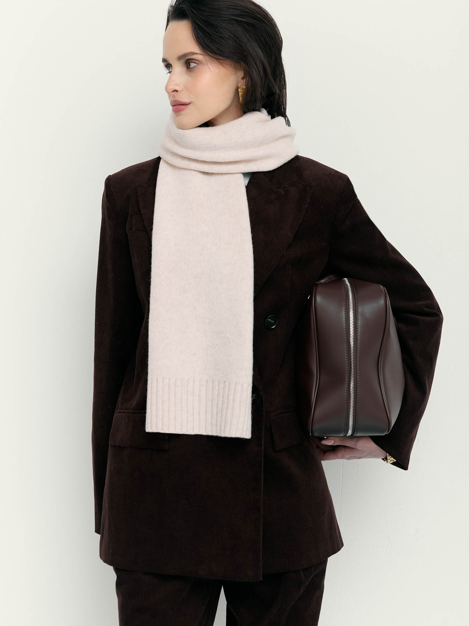 Woollen scarf with ribbed edges