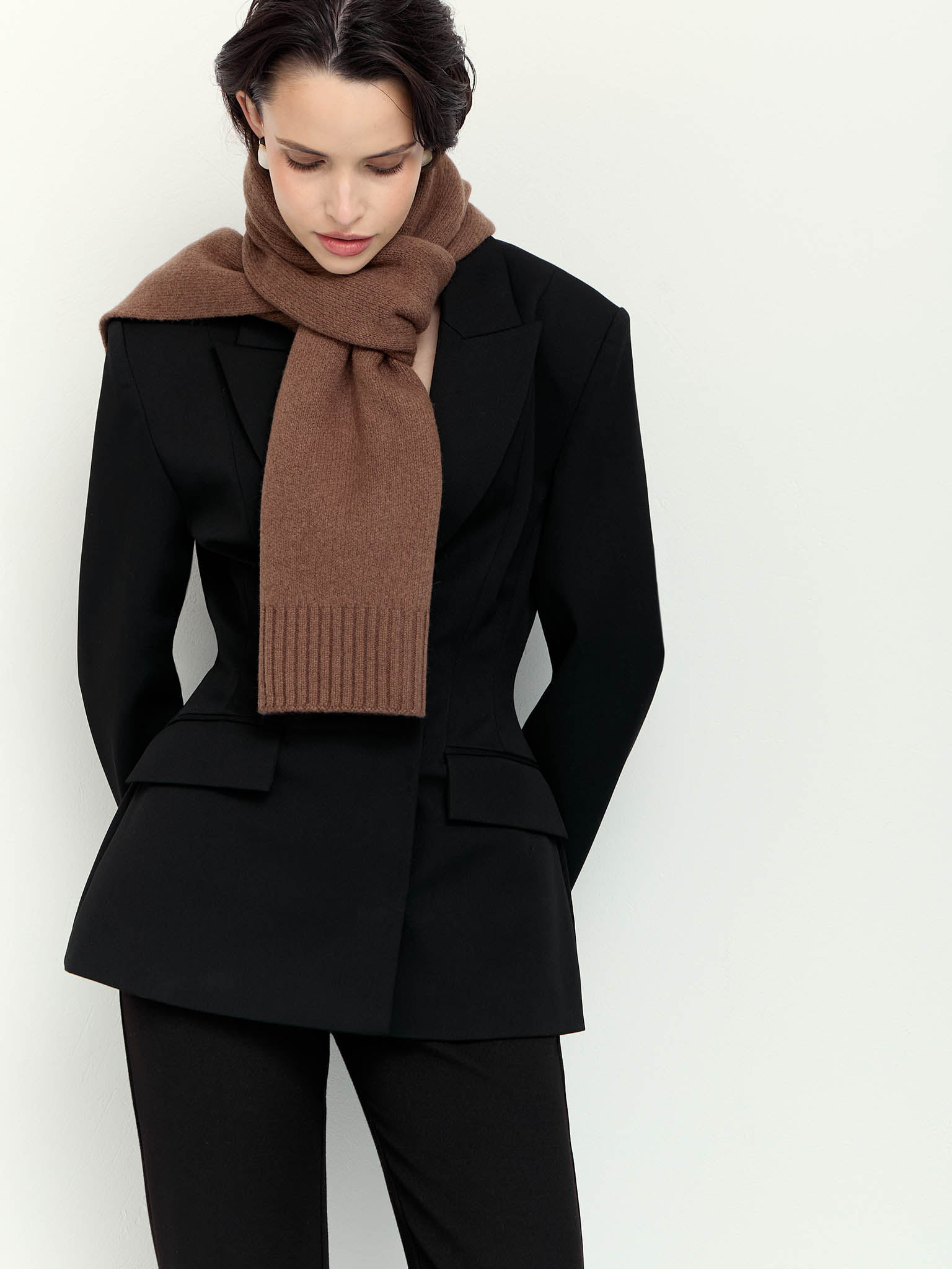 Woollen scarf with ribbed edges