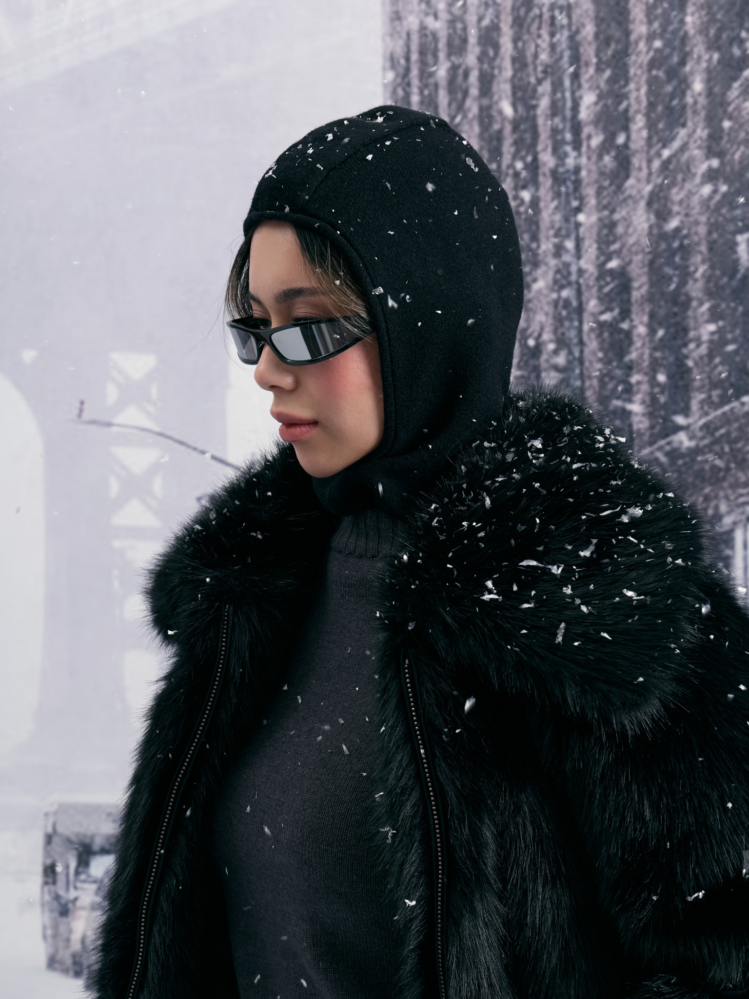 Капор гладкой вязки из пряжи с шерстью