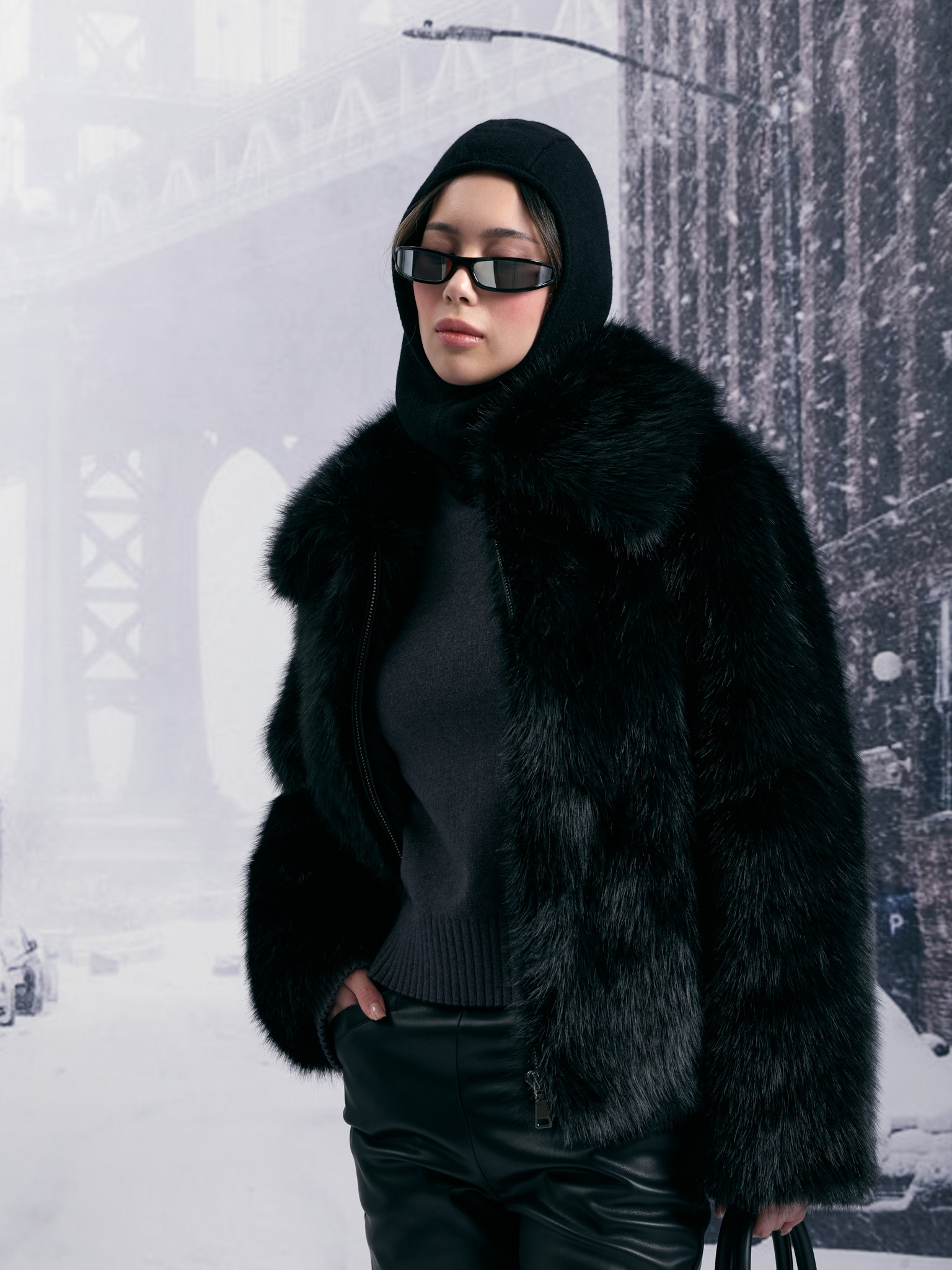 Капор гладкой вязки из пряжи с шерстью