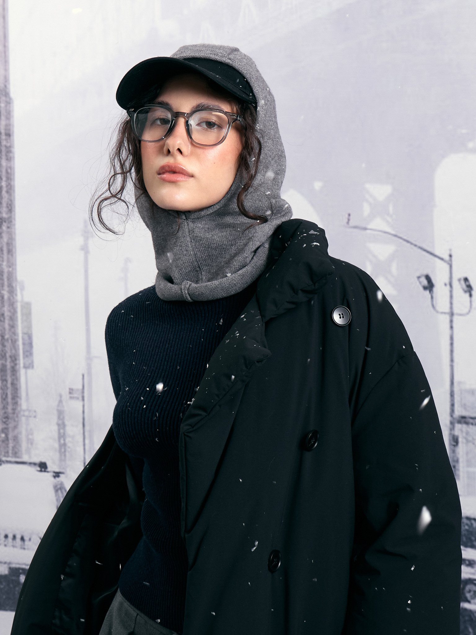 Капор гладкой вязки из пряжи с шерстью