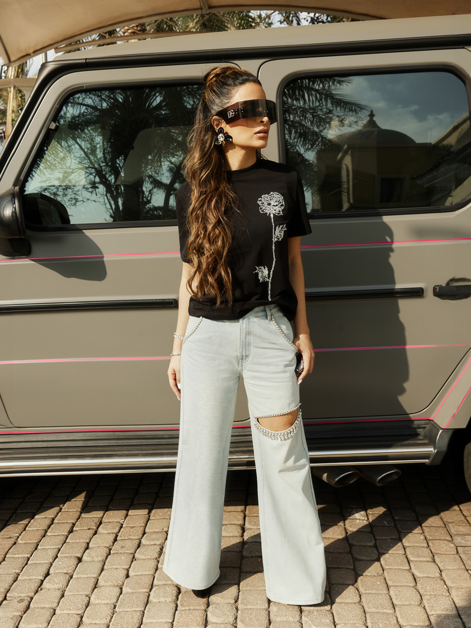 Loose jeans with slit on the pant leg and rhinestone embellishment