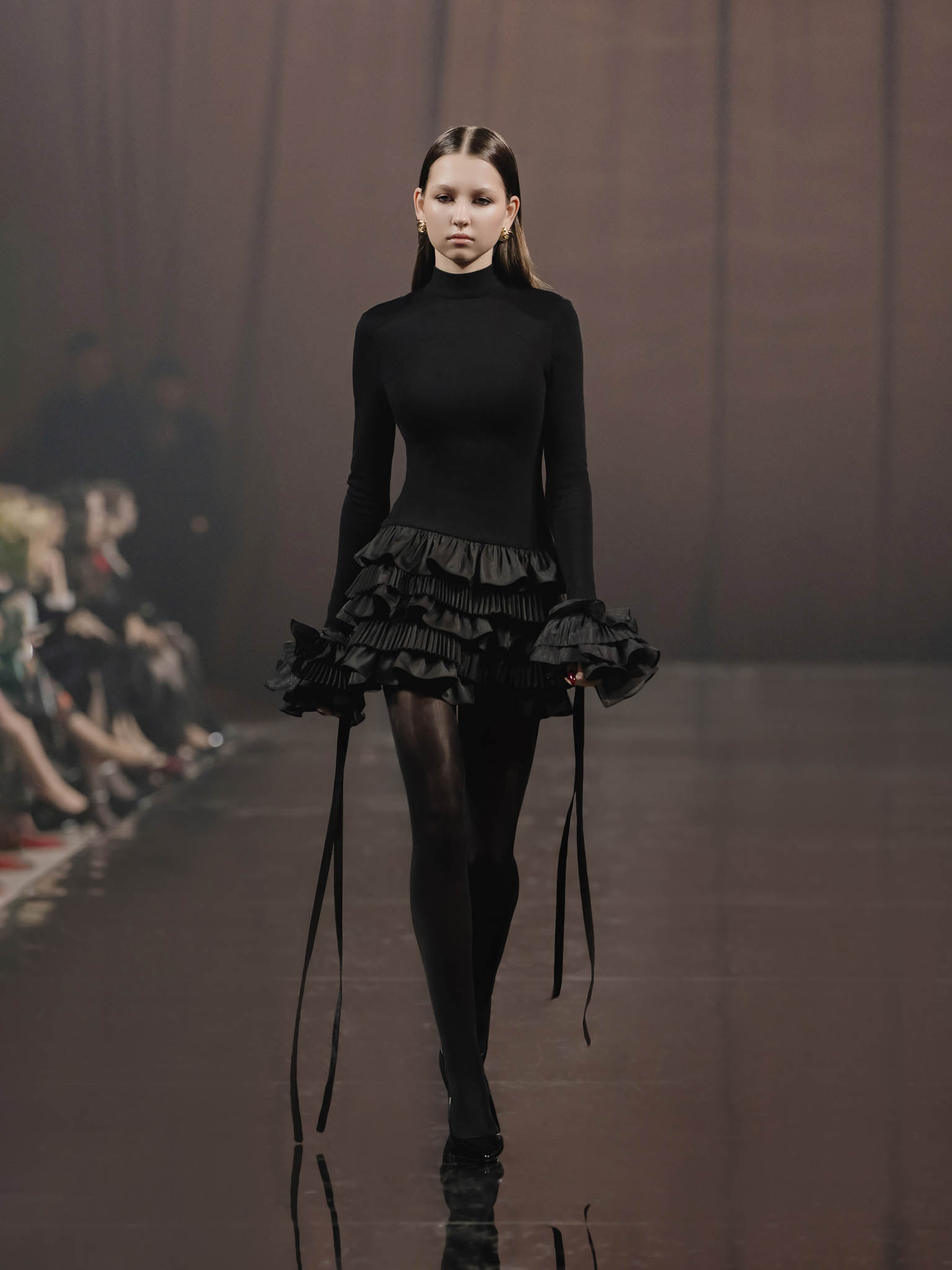 Трикотажное платье мини с плиссированными оборками на юбке