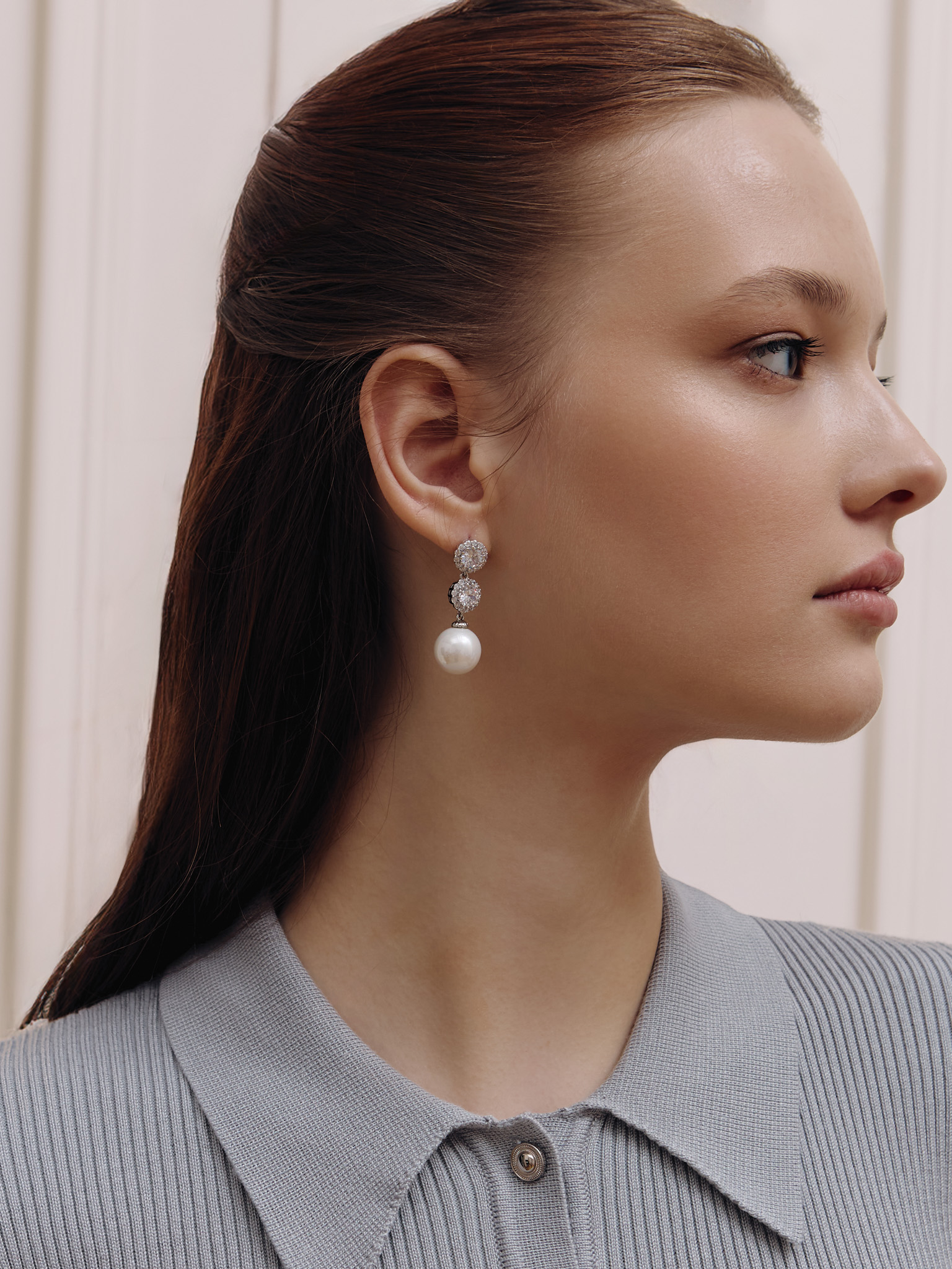 Silver round earrings with pendant pearls