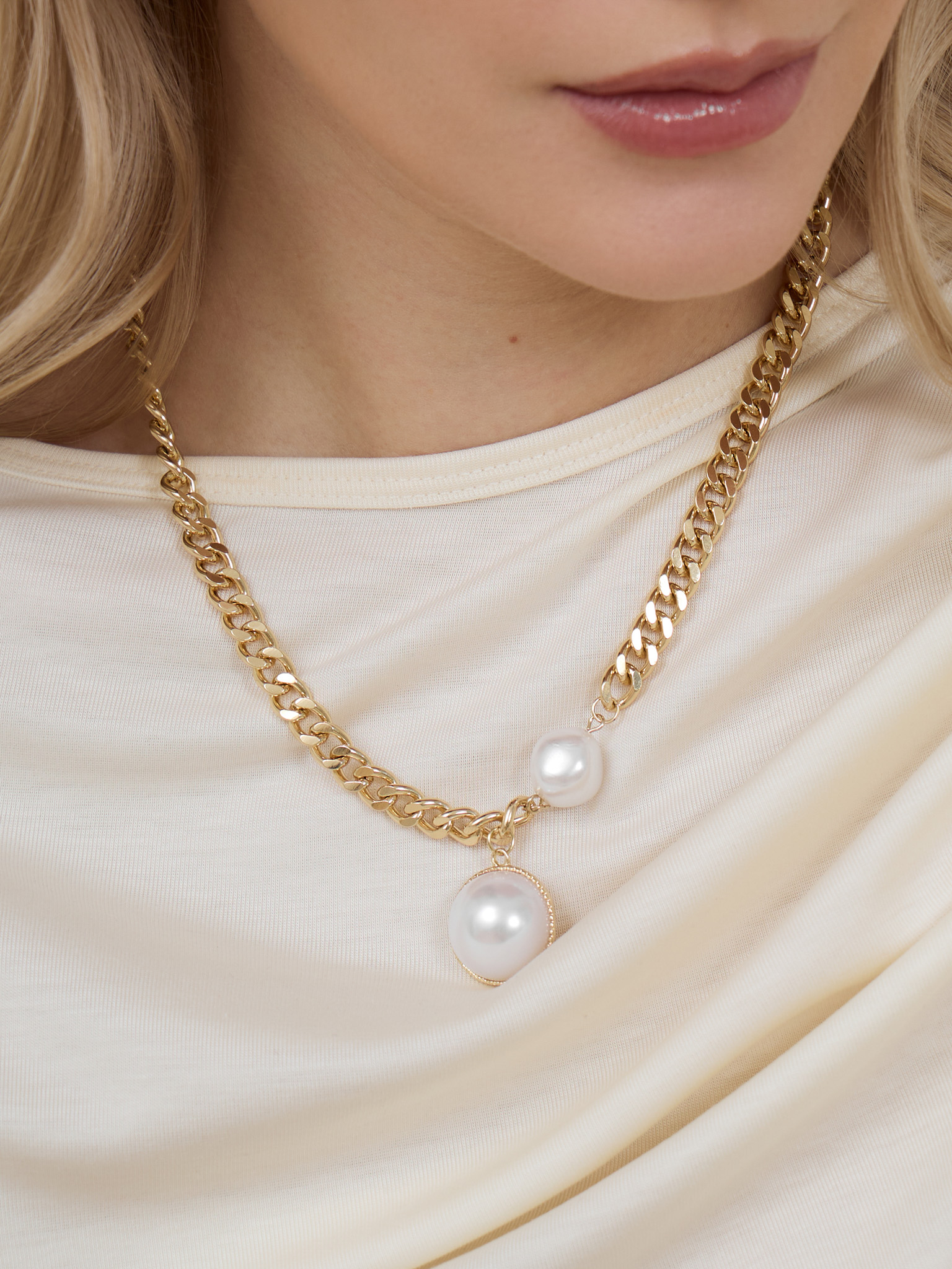 Asymmetrical chain with pearls