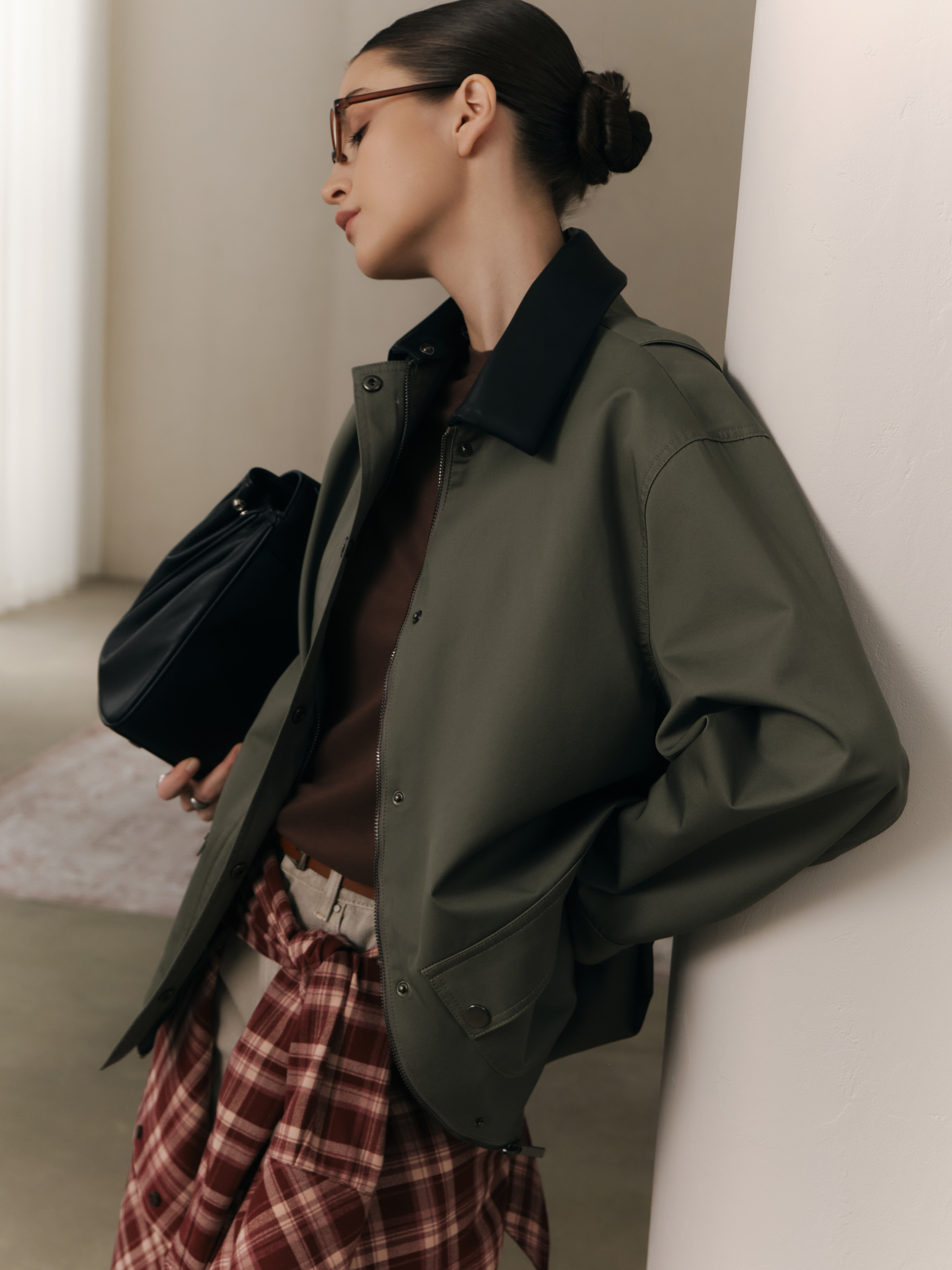 Extended jacket with contrasting eco-leather collar