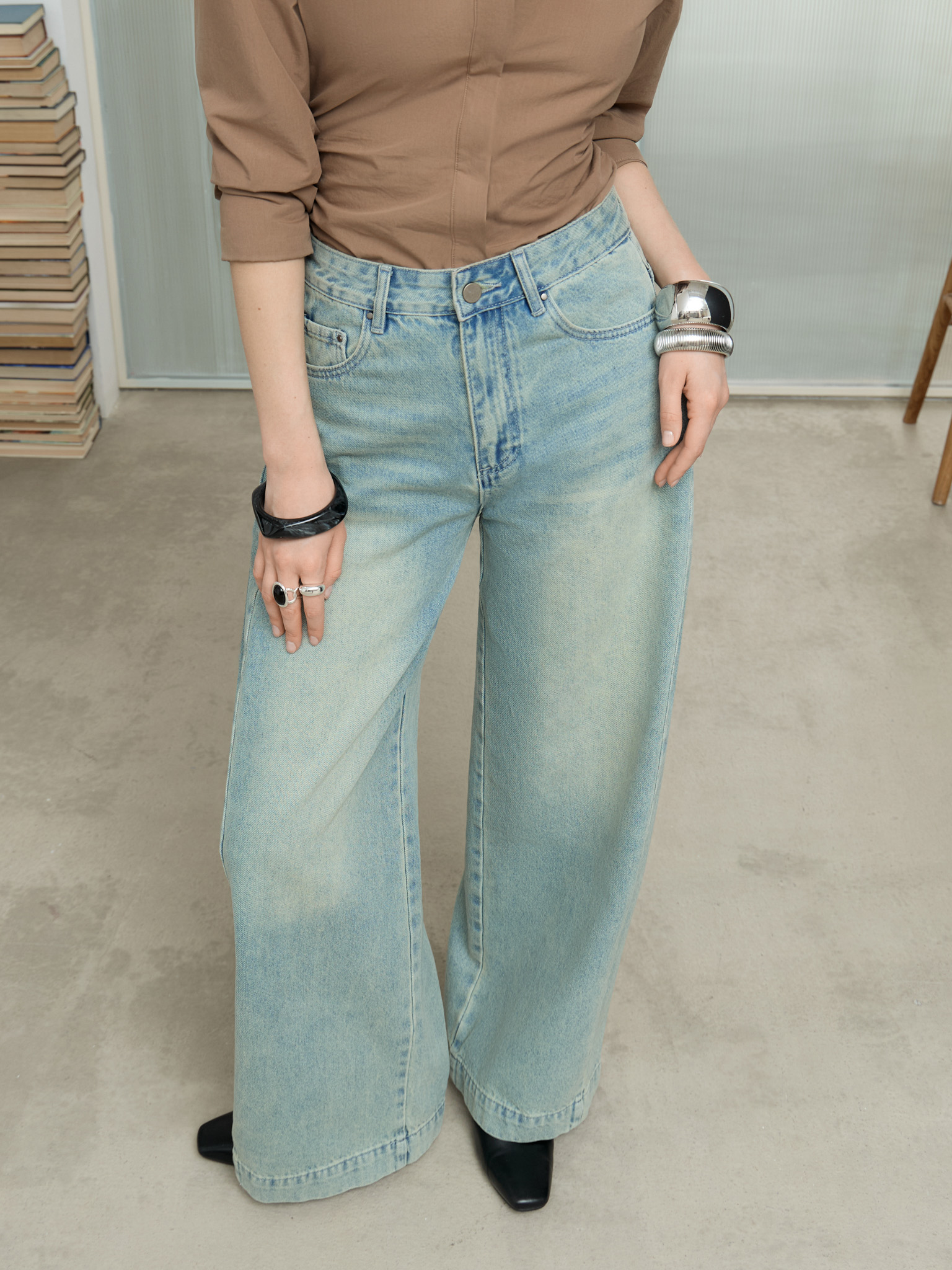 Loose jeans with pleats on the sides
