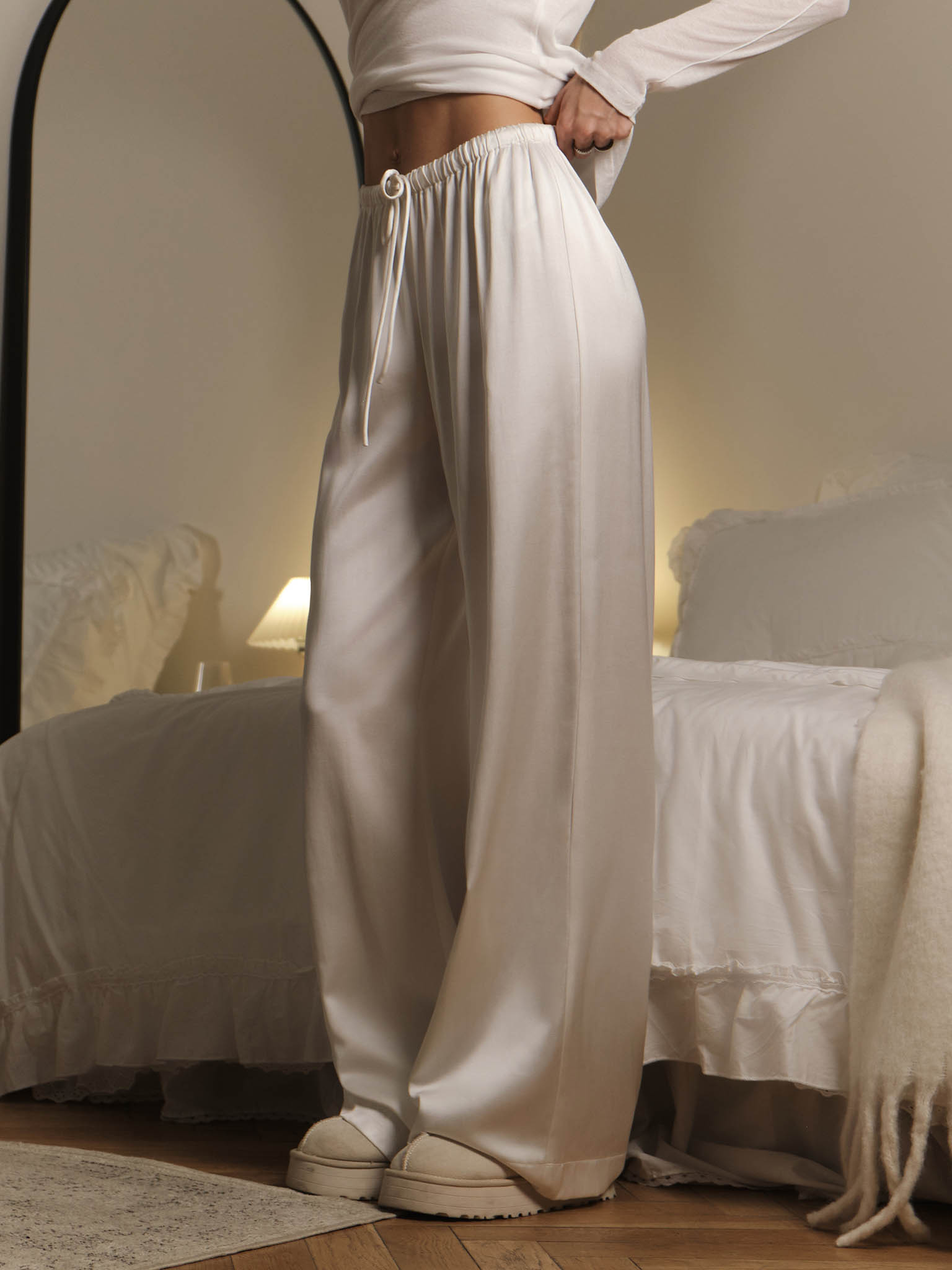 Брюки свободного кроя из легкой ткани