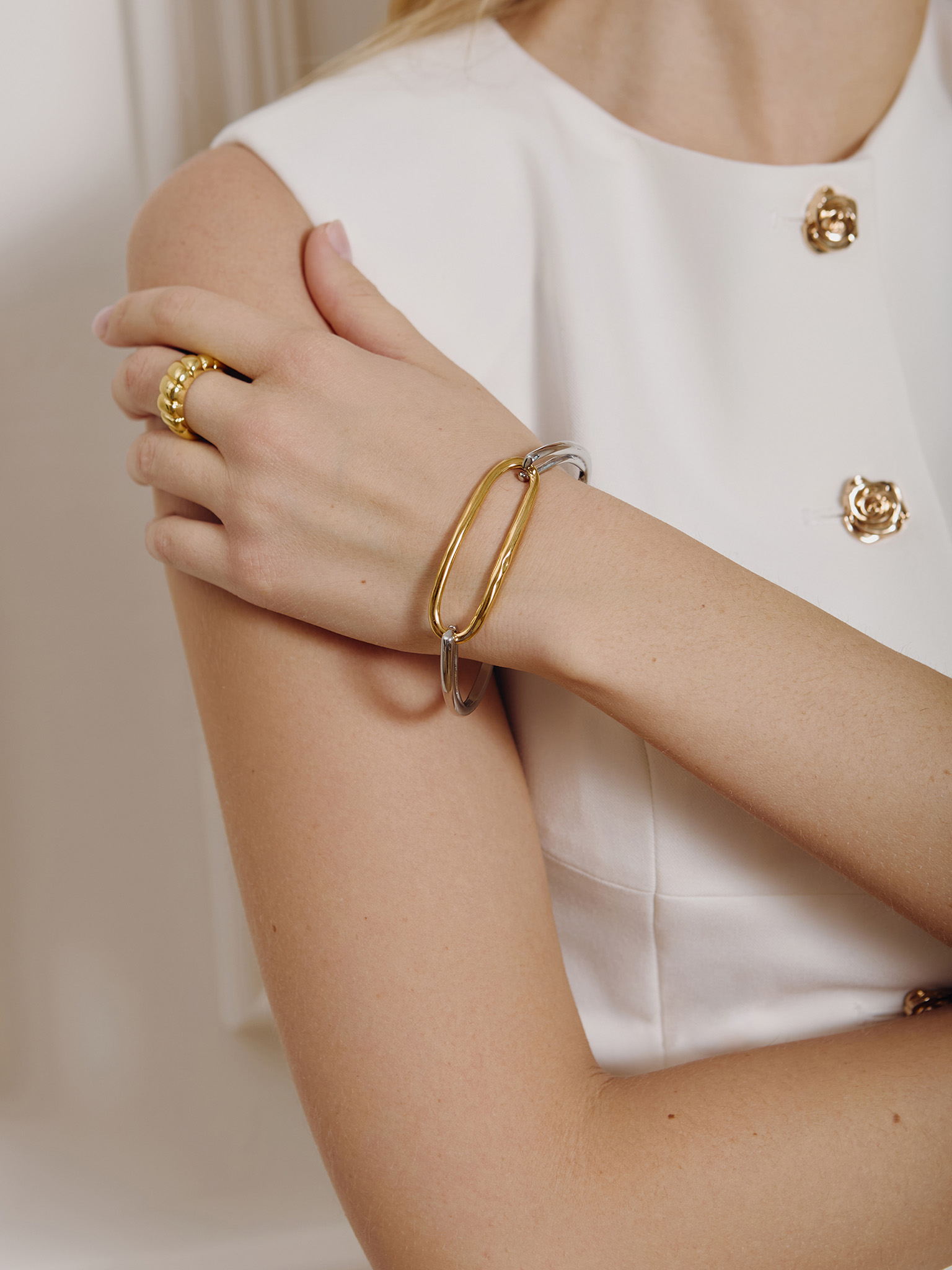 Round bracelet in two metals