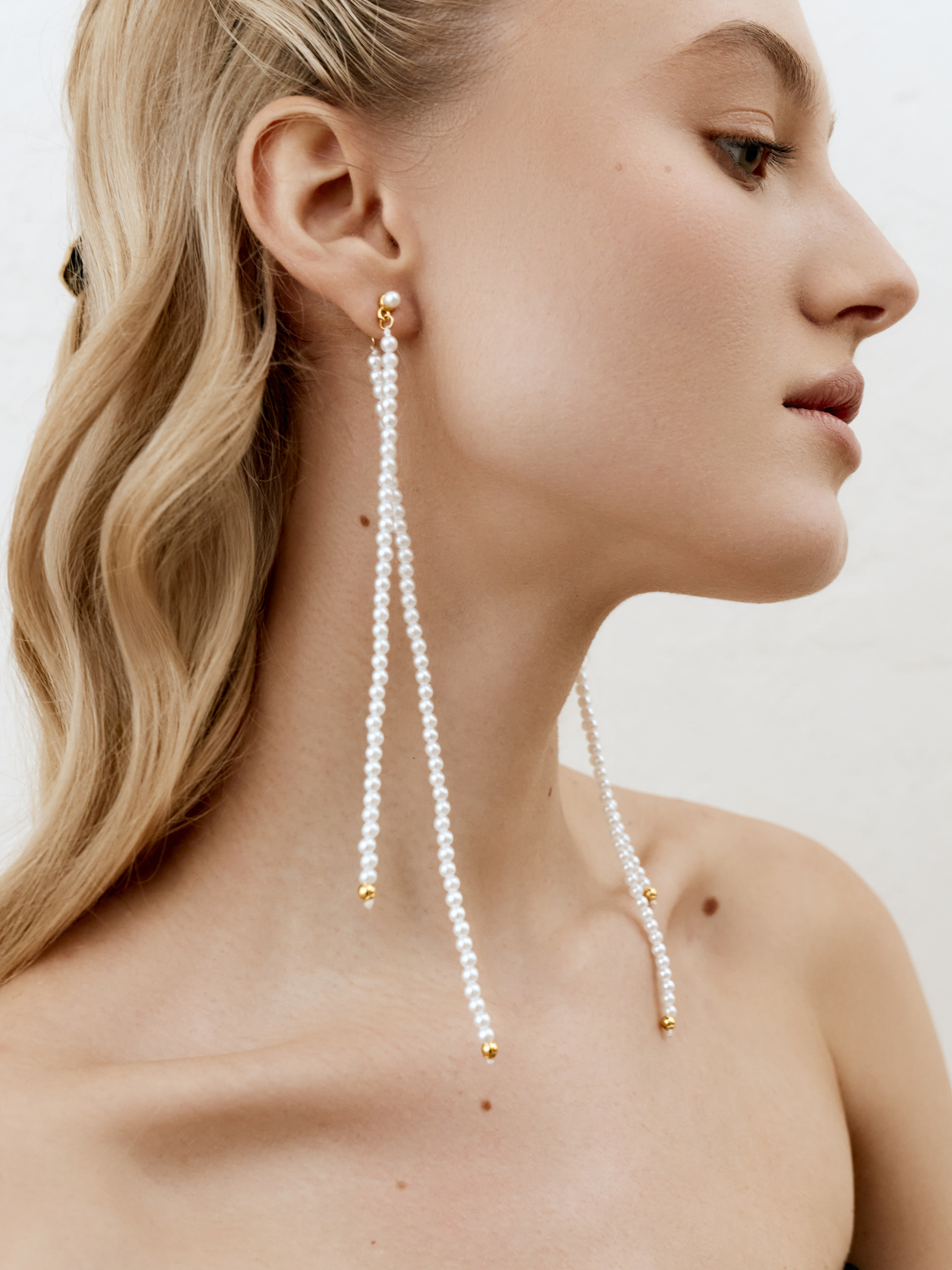 Długie kolczyki sztyfty z perłami