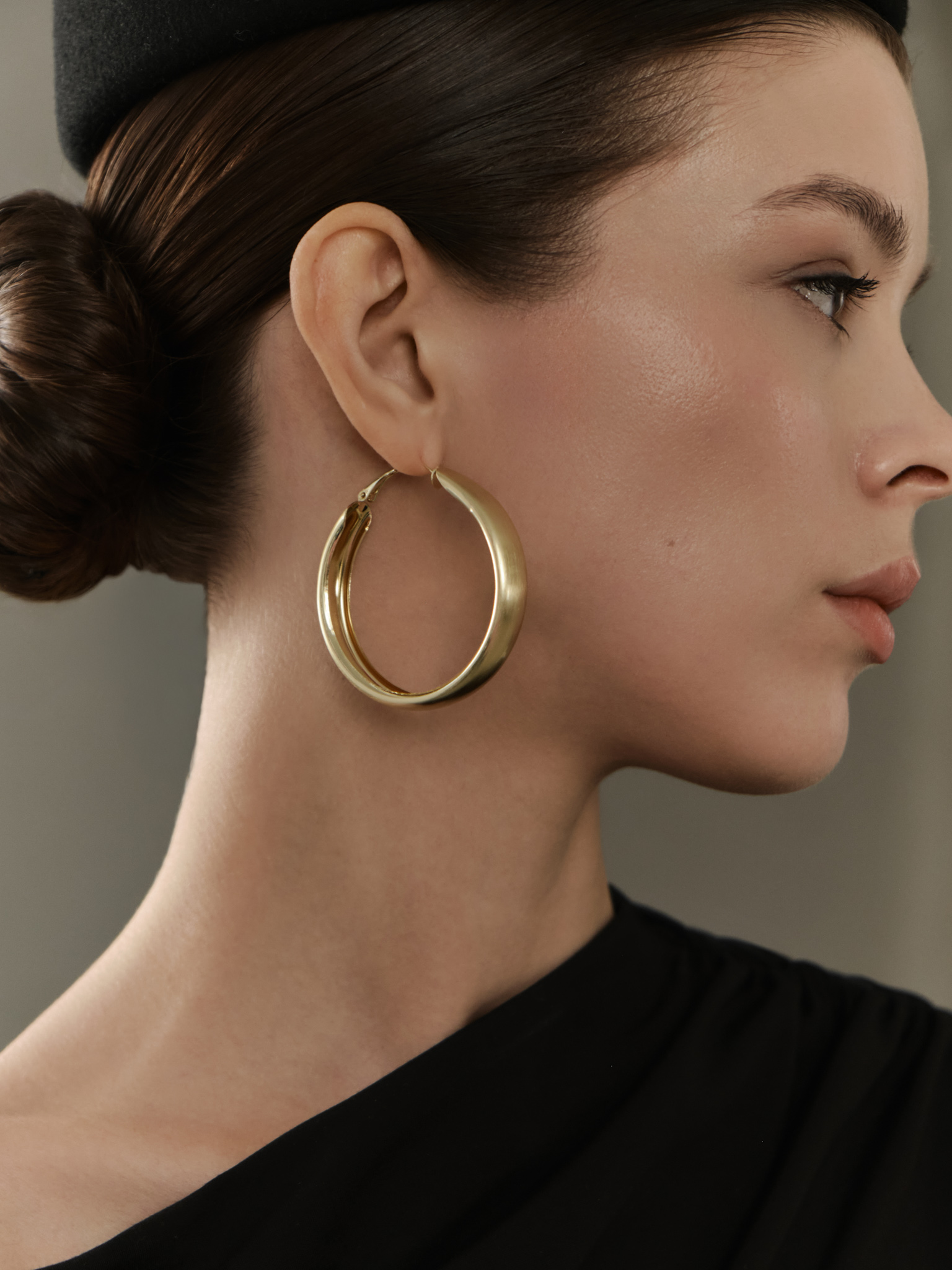 Wide hoop earrings in smooth metal
