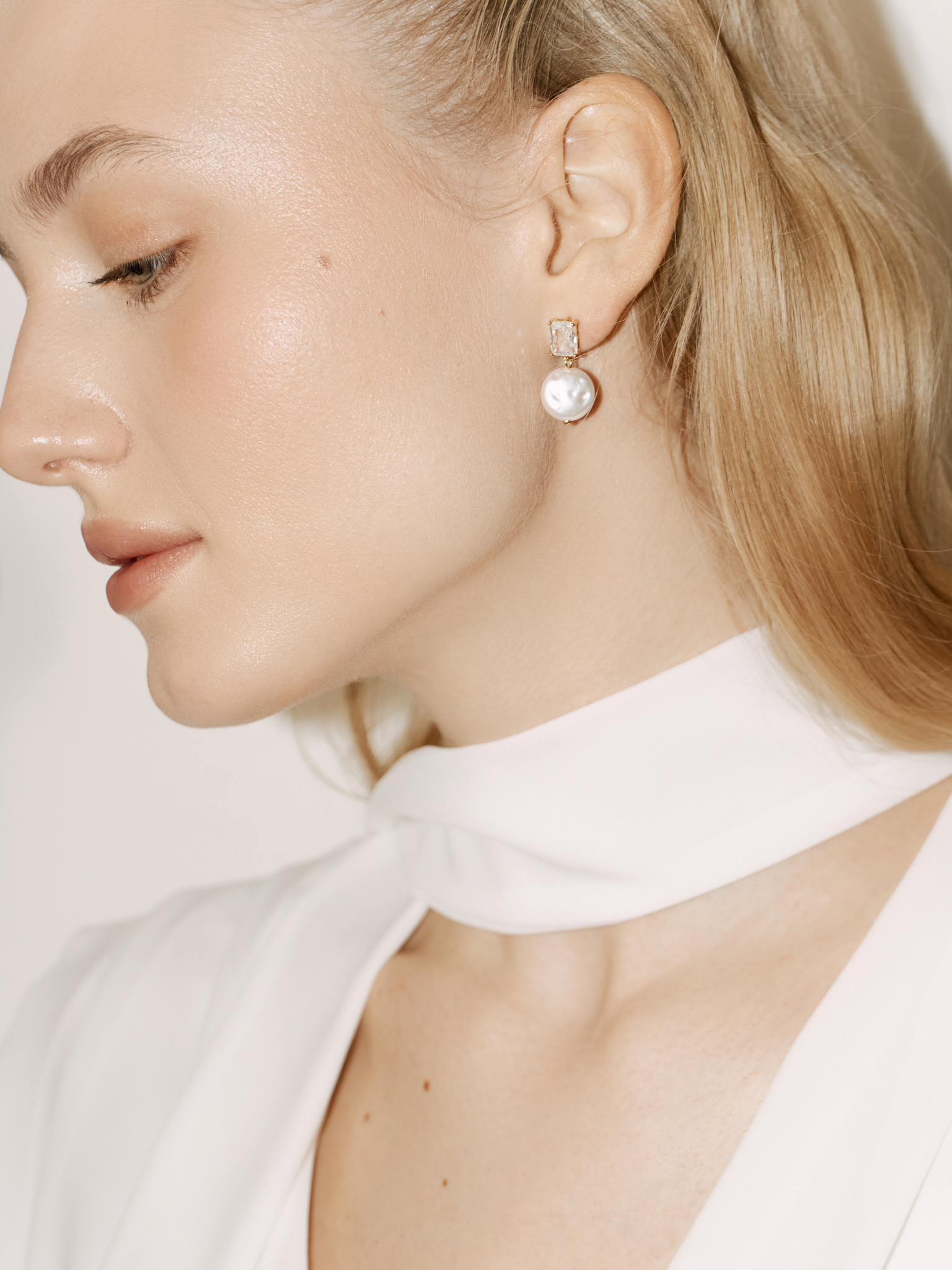 Stud earrings with large stones and pearls