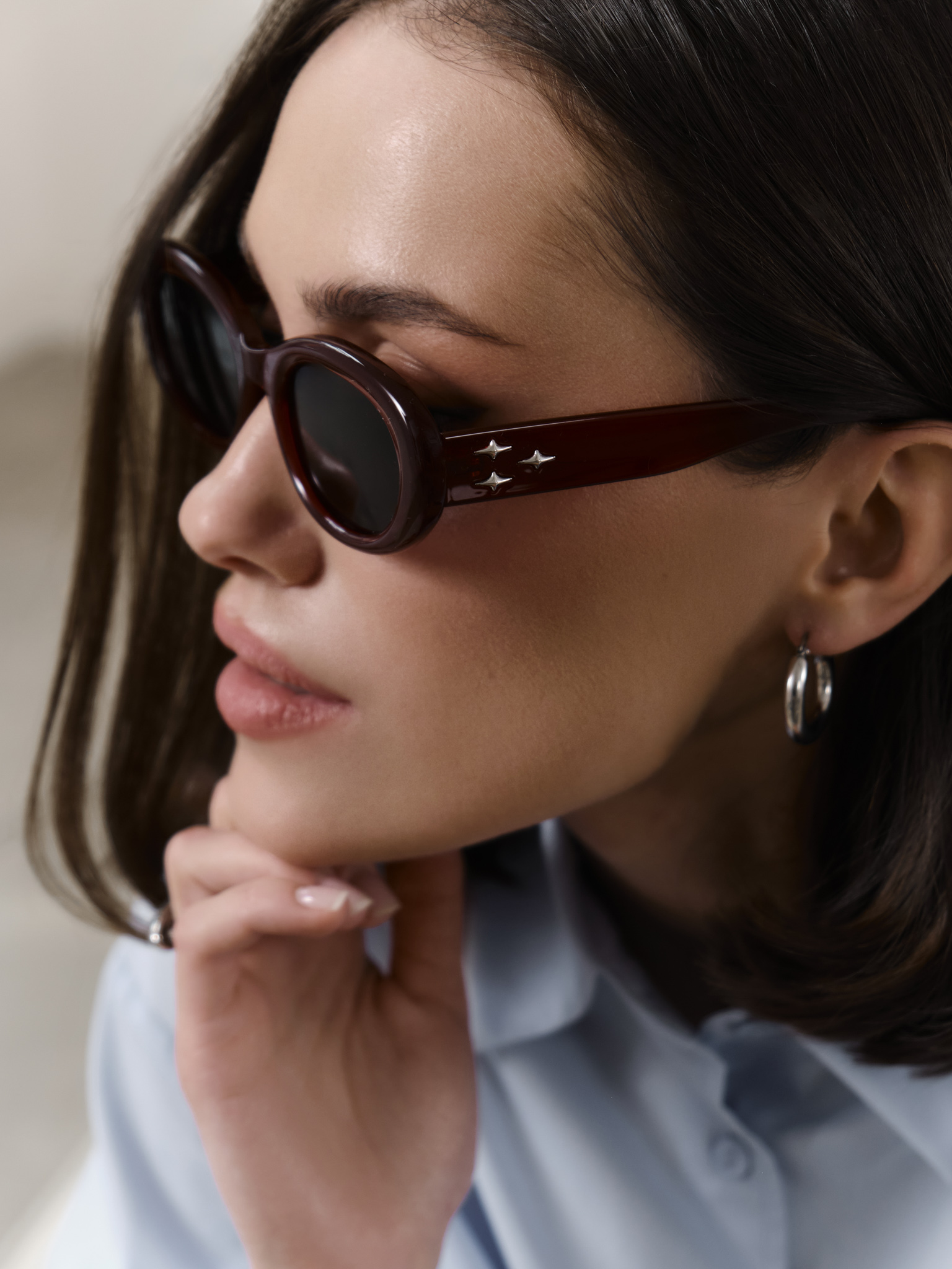 Овальные солнцезащитные очки в яркой оправе