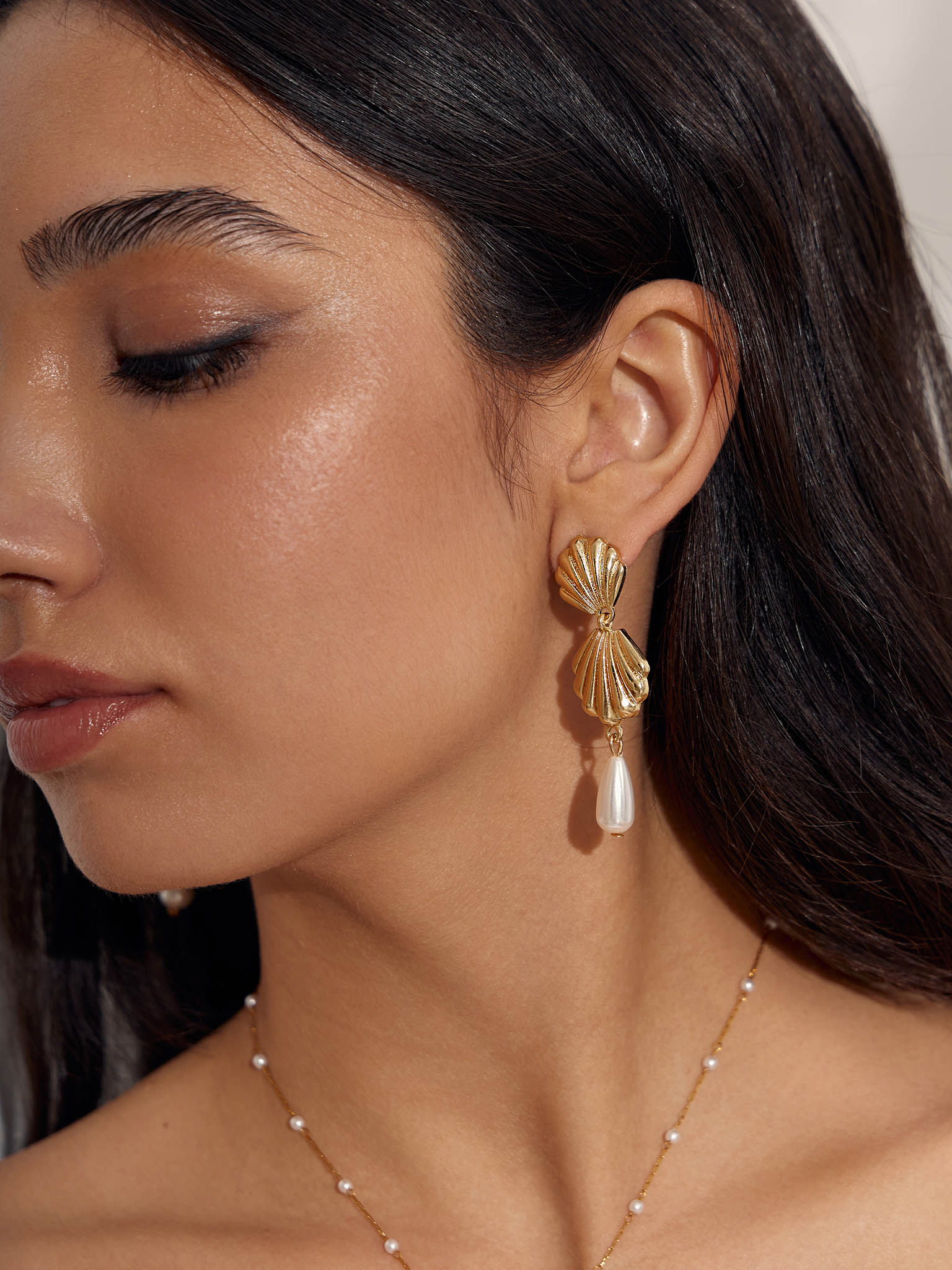 Earrings with shells and pearls