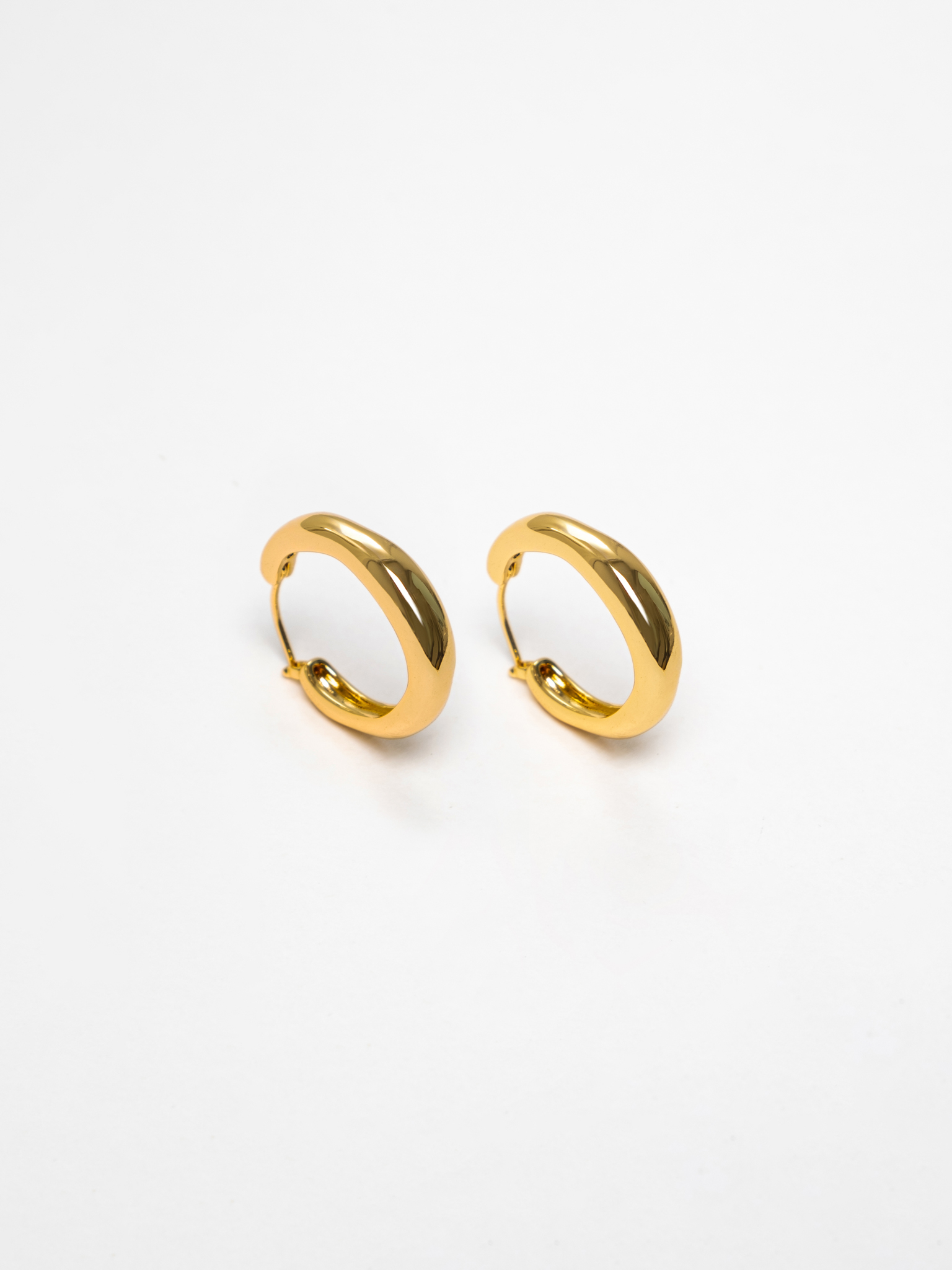 أقراط دائرية منحنية