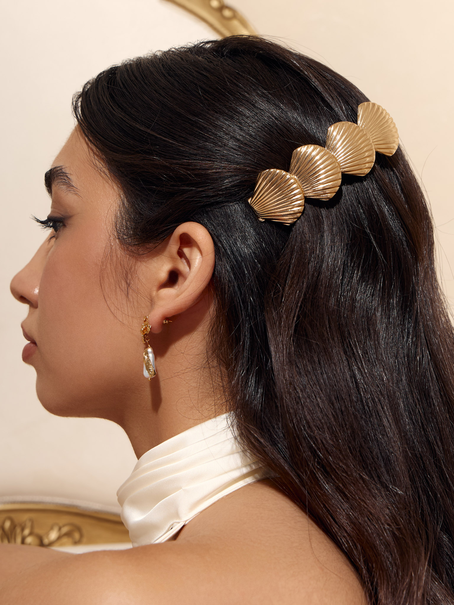 Заколка для волос с декором в виде раковин