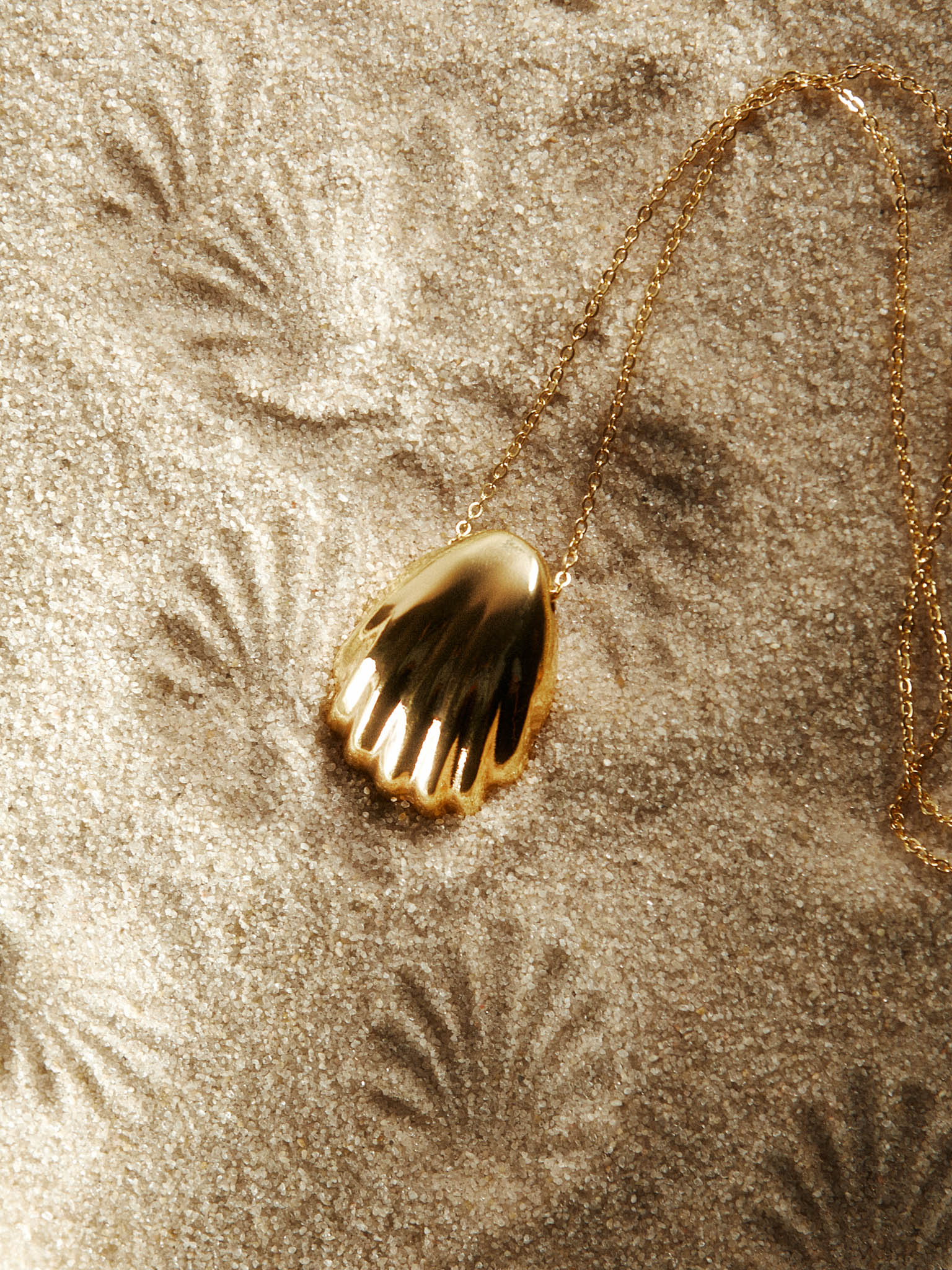 Slim chain with shell pendant