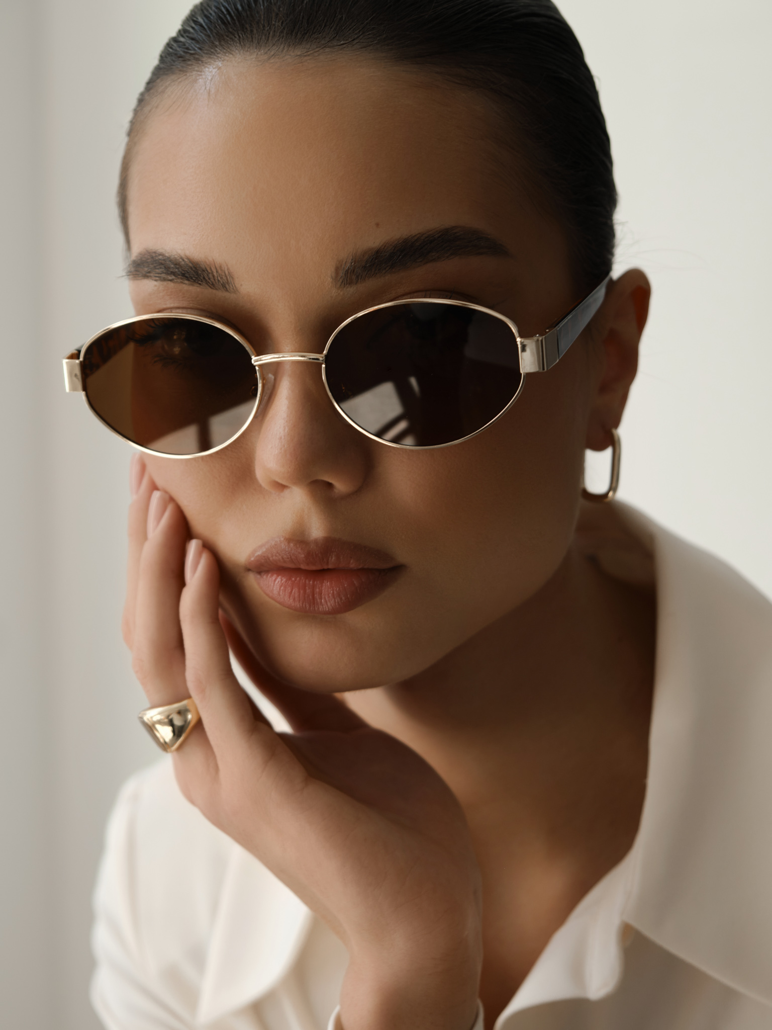 Овальные солнцезащитные очки с леопардовыми дужками