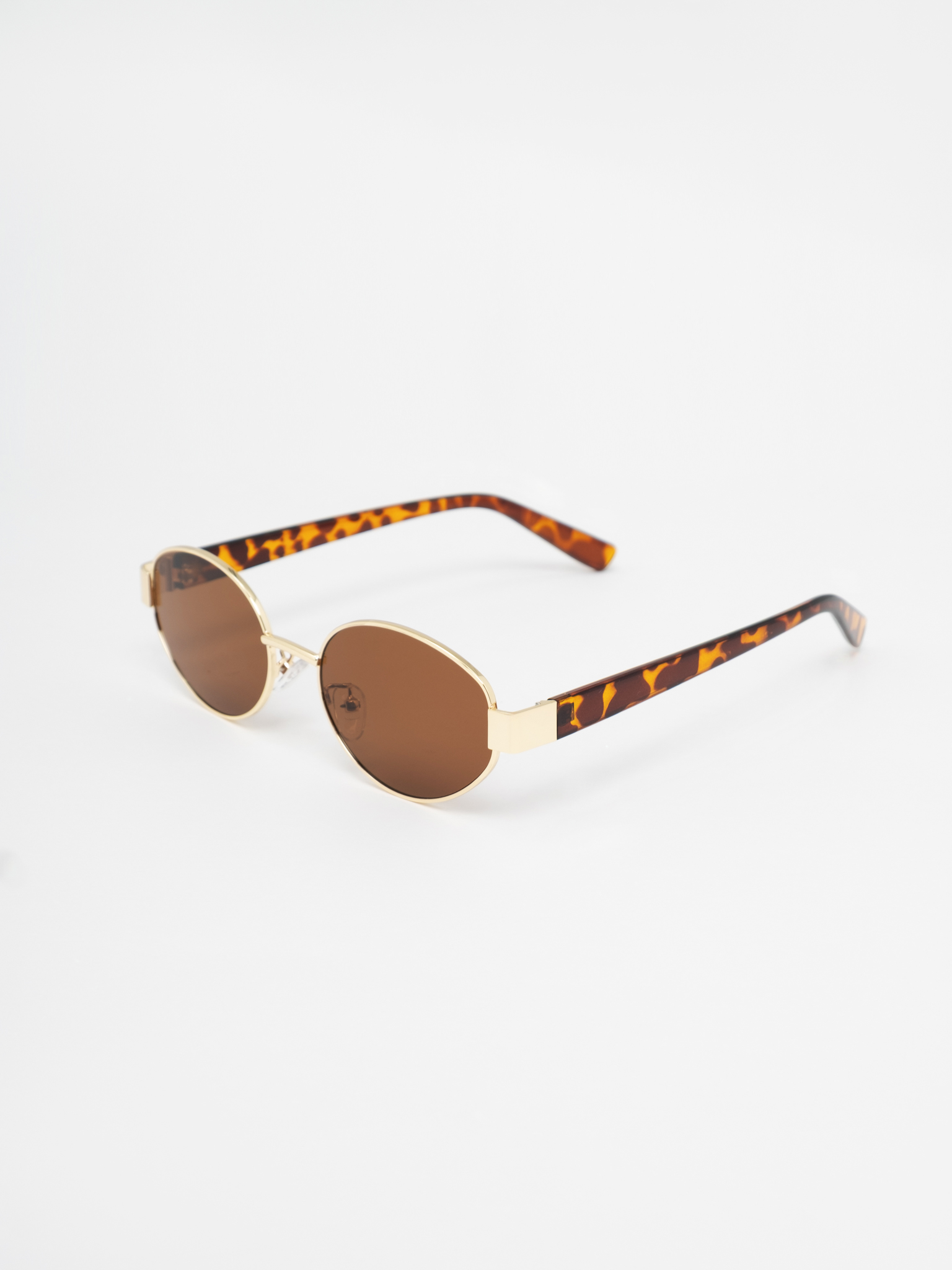 Овальные солнцезащитные очки с леопардовыми дужками