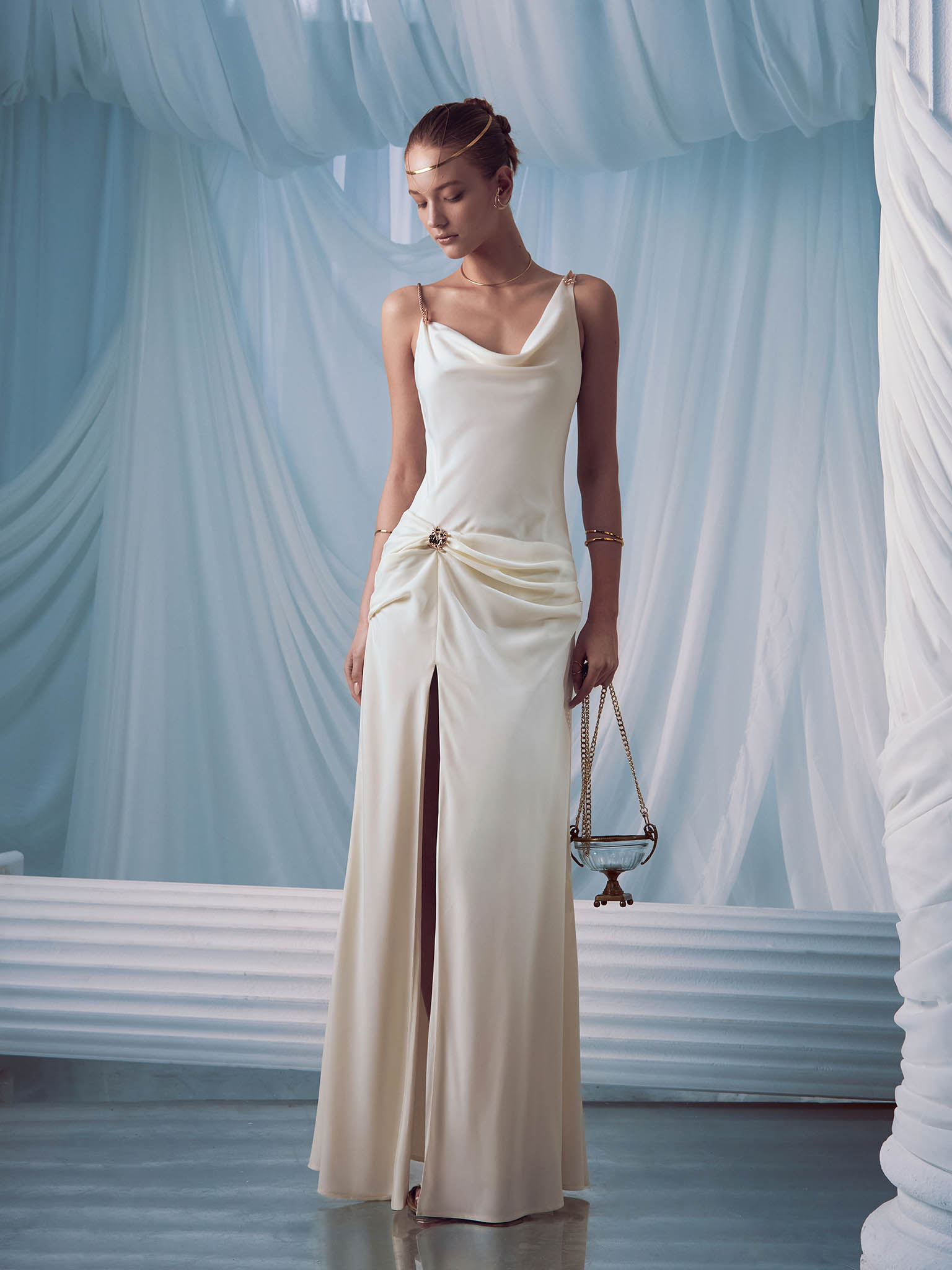 Легкое платье макси с асимметричными бретелями и золотистым декором