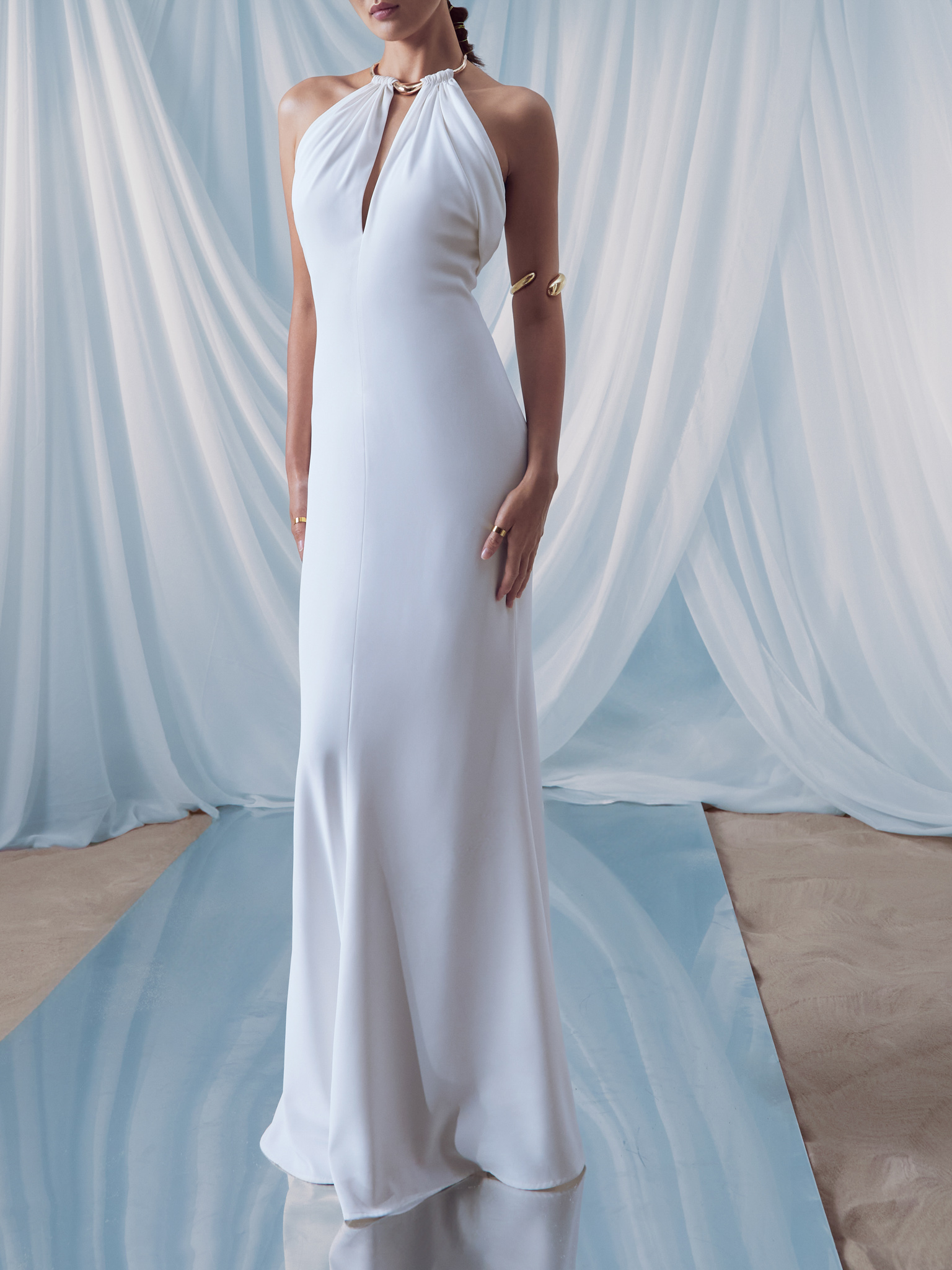 فستان ماكسي مع ديكور معدني على الرقبة